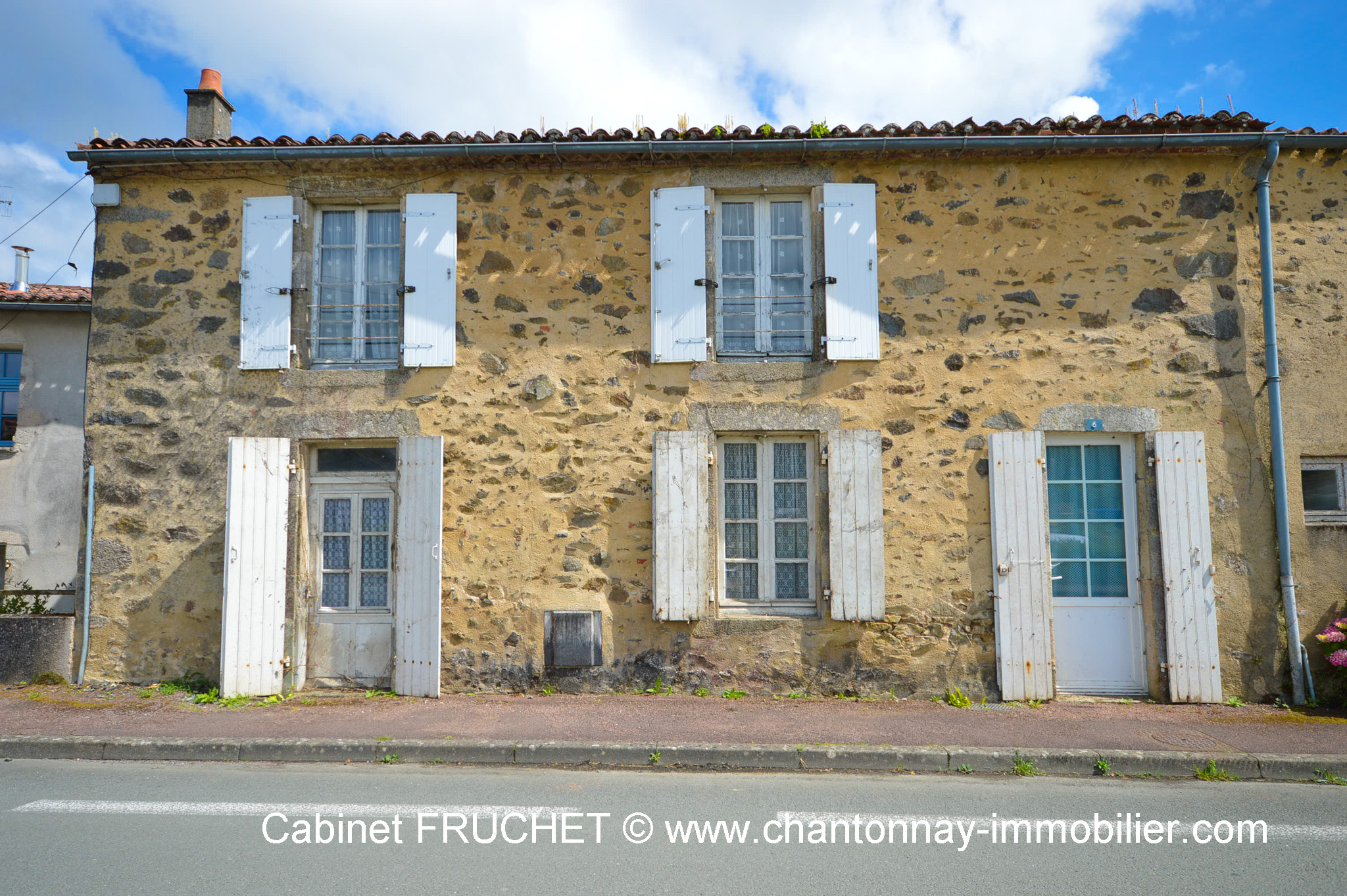 POUZAUGES : Maison à rénover + dépendances