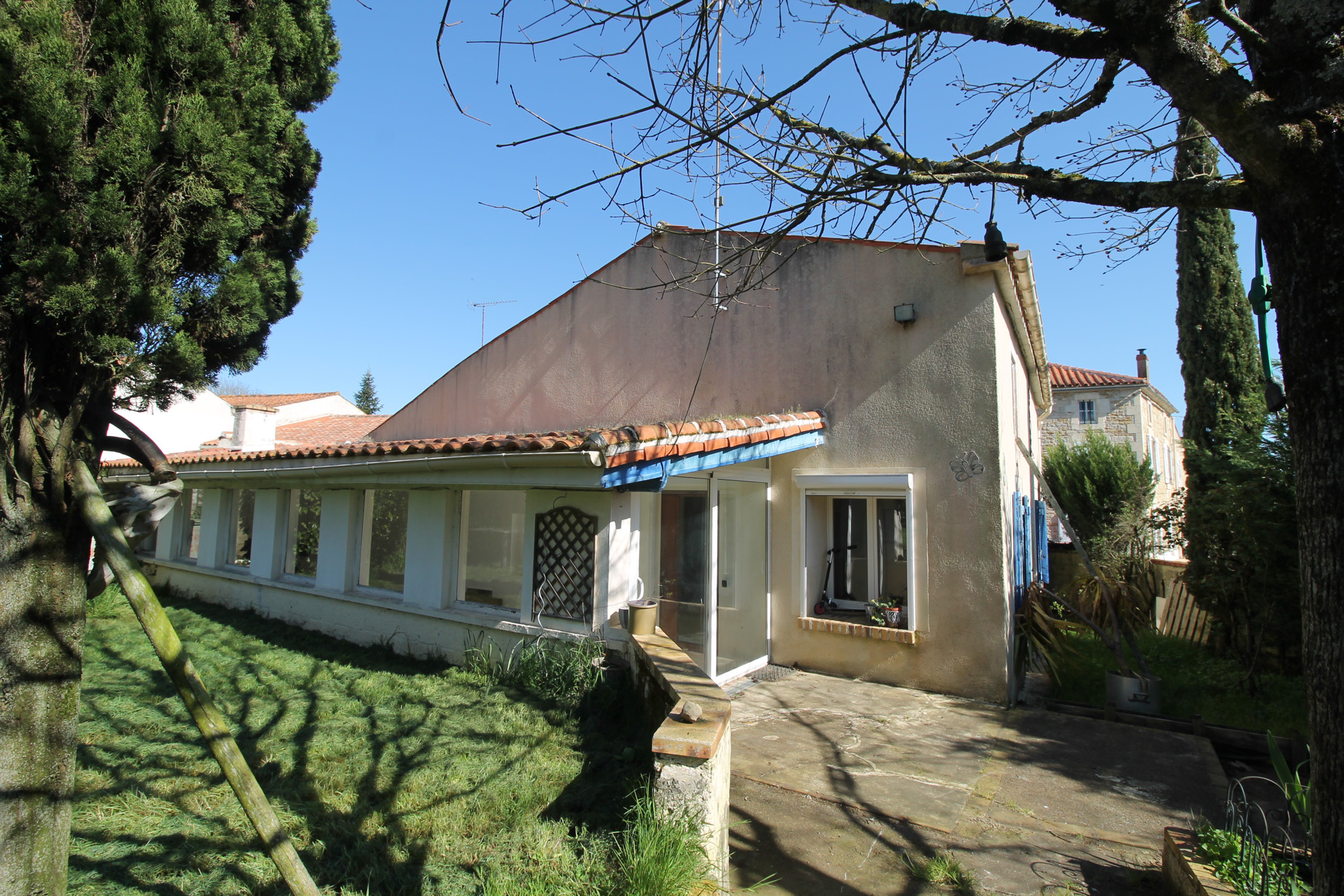 Maison ancienne de bourg avec agréable terrain clos