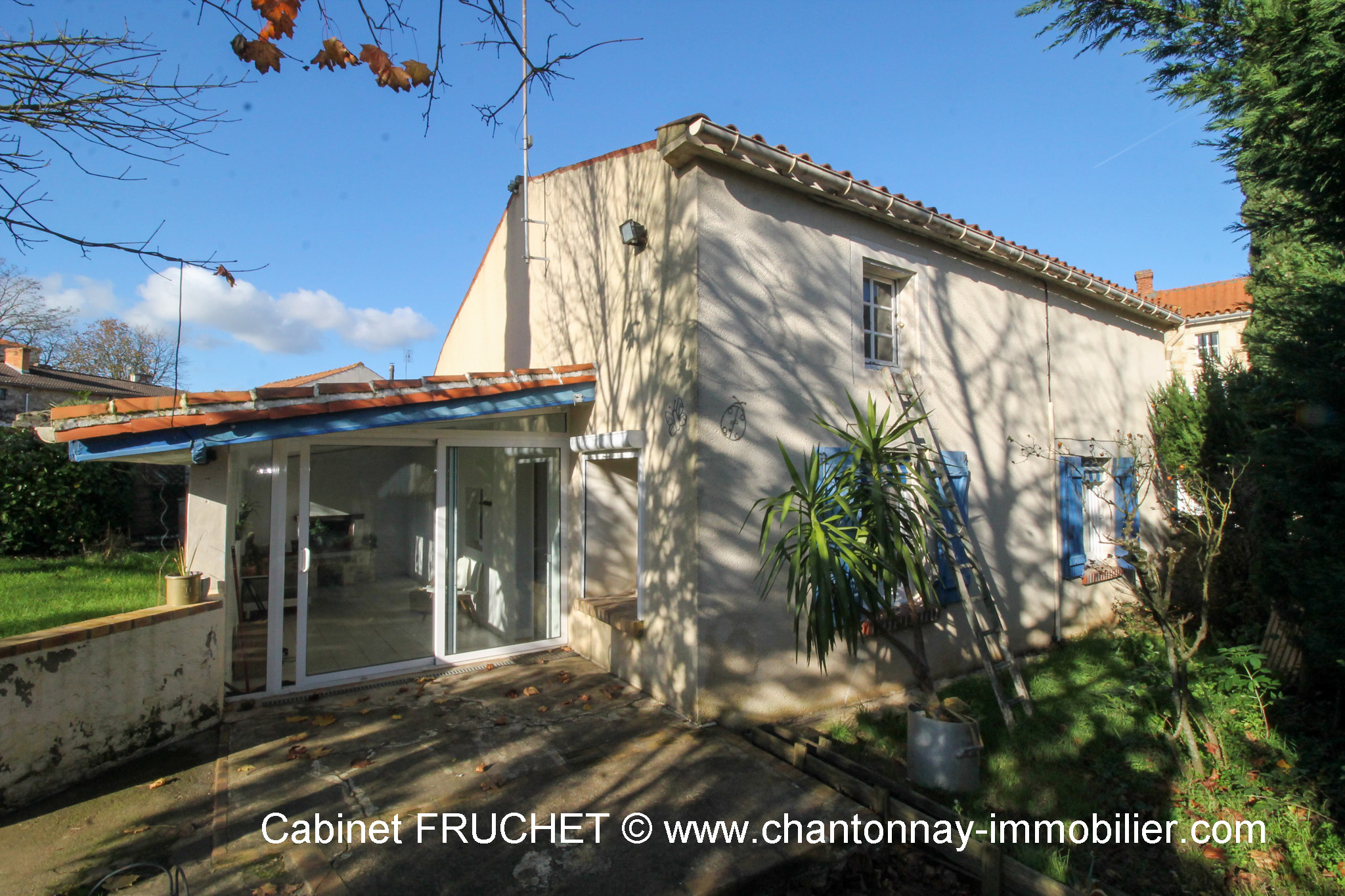 Maison ancienne de bourg avec agréable terrain clos
