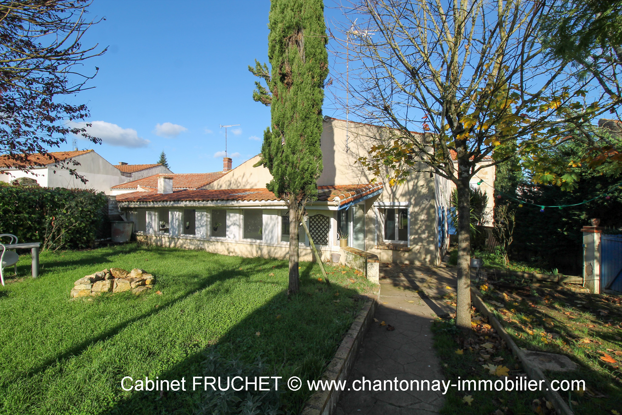 Maison ancienne de bourg avec agréable terrain clos