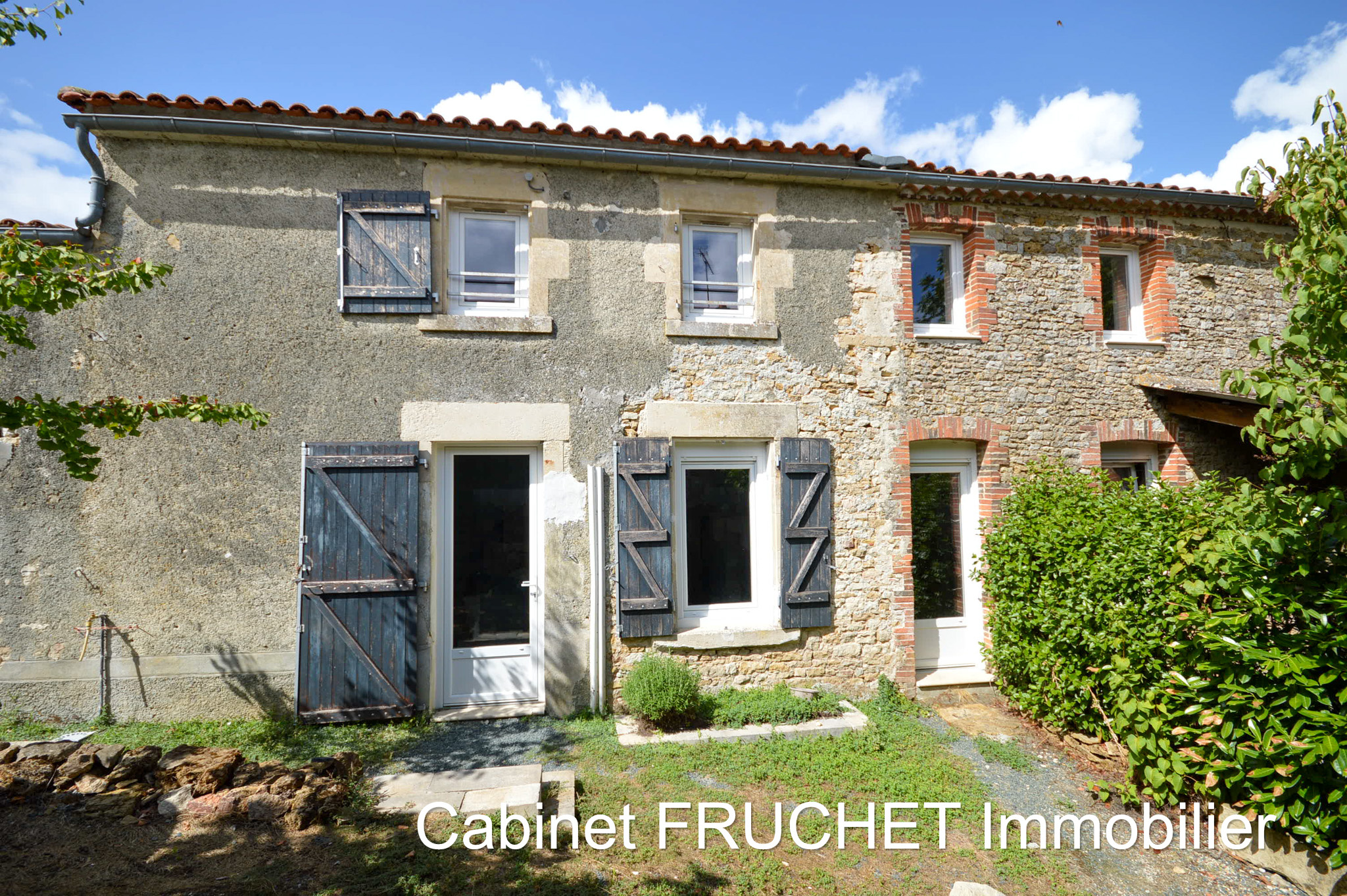 Charmante maison en pierre rénovée récemment avec 3 chambres et un jardin clos