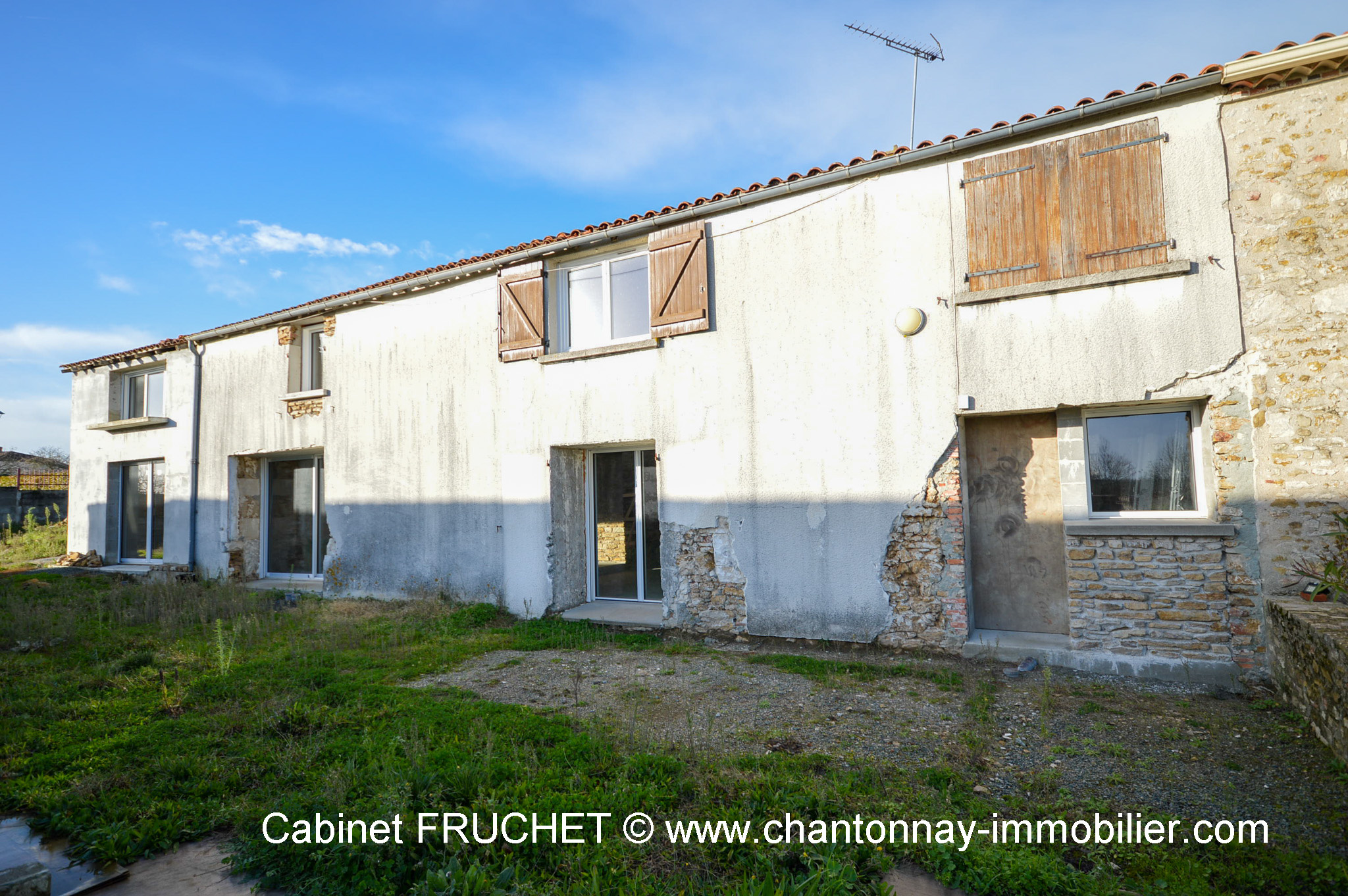 Proche CHANTONNAY - Grande maison en pierre en cours de rénovation.
