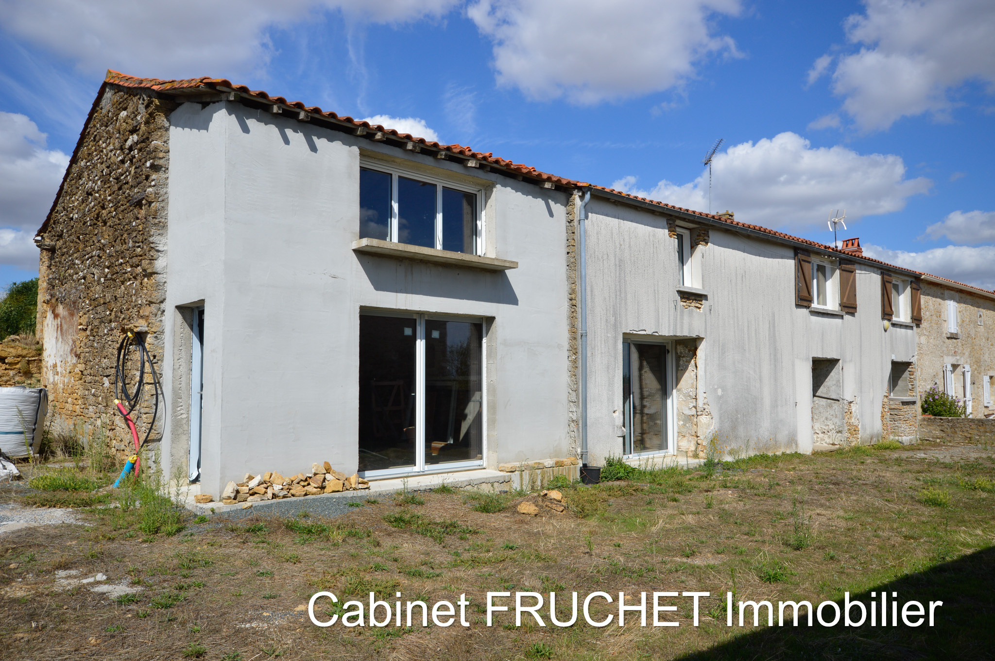 Proche CHANTONNAY - Grande maison en pierre en cours de rénovation.