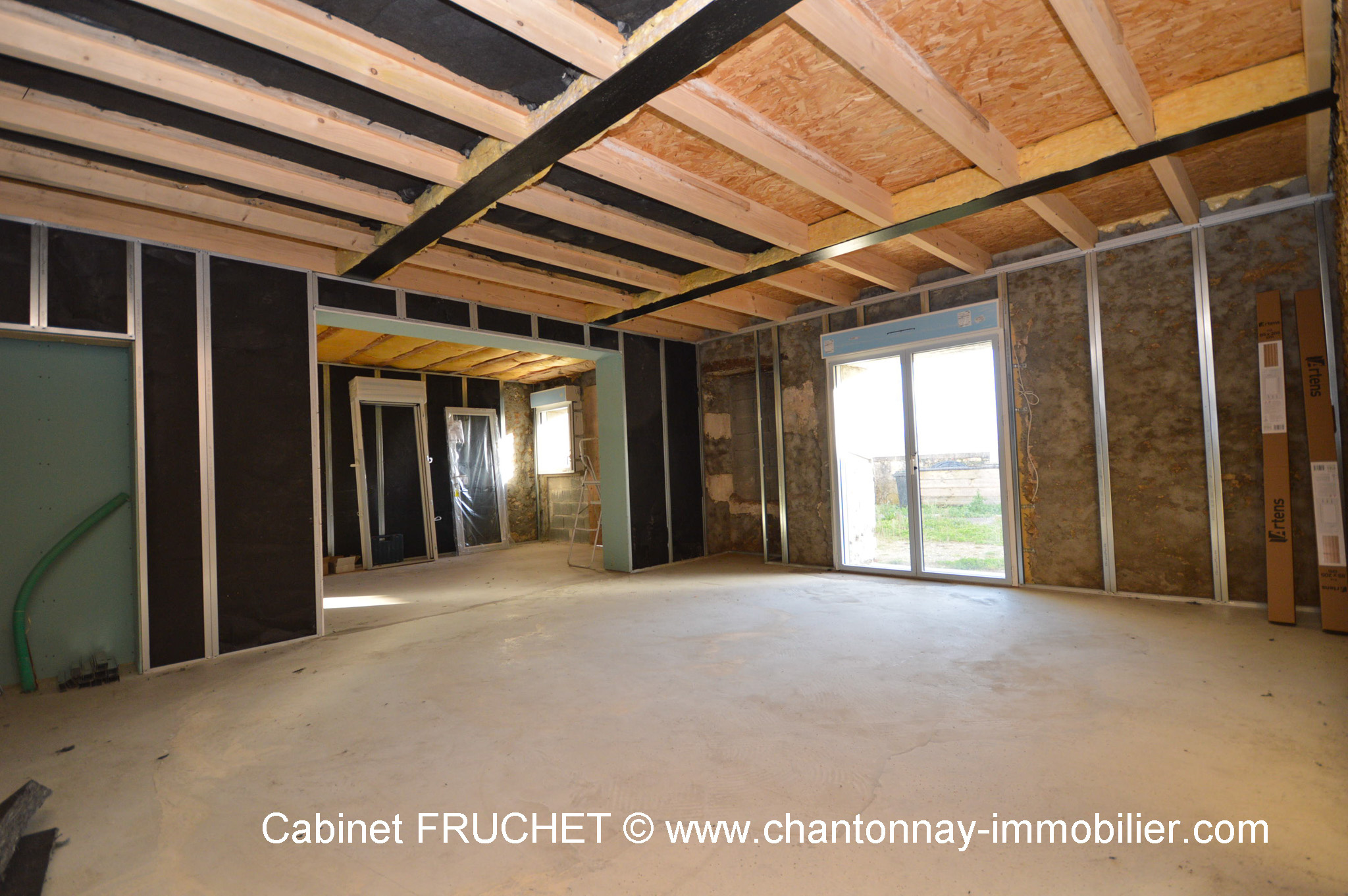 Proche CHANTONNAY - Grande maison en pierre en cours de rénovation.