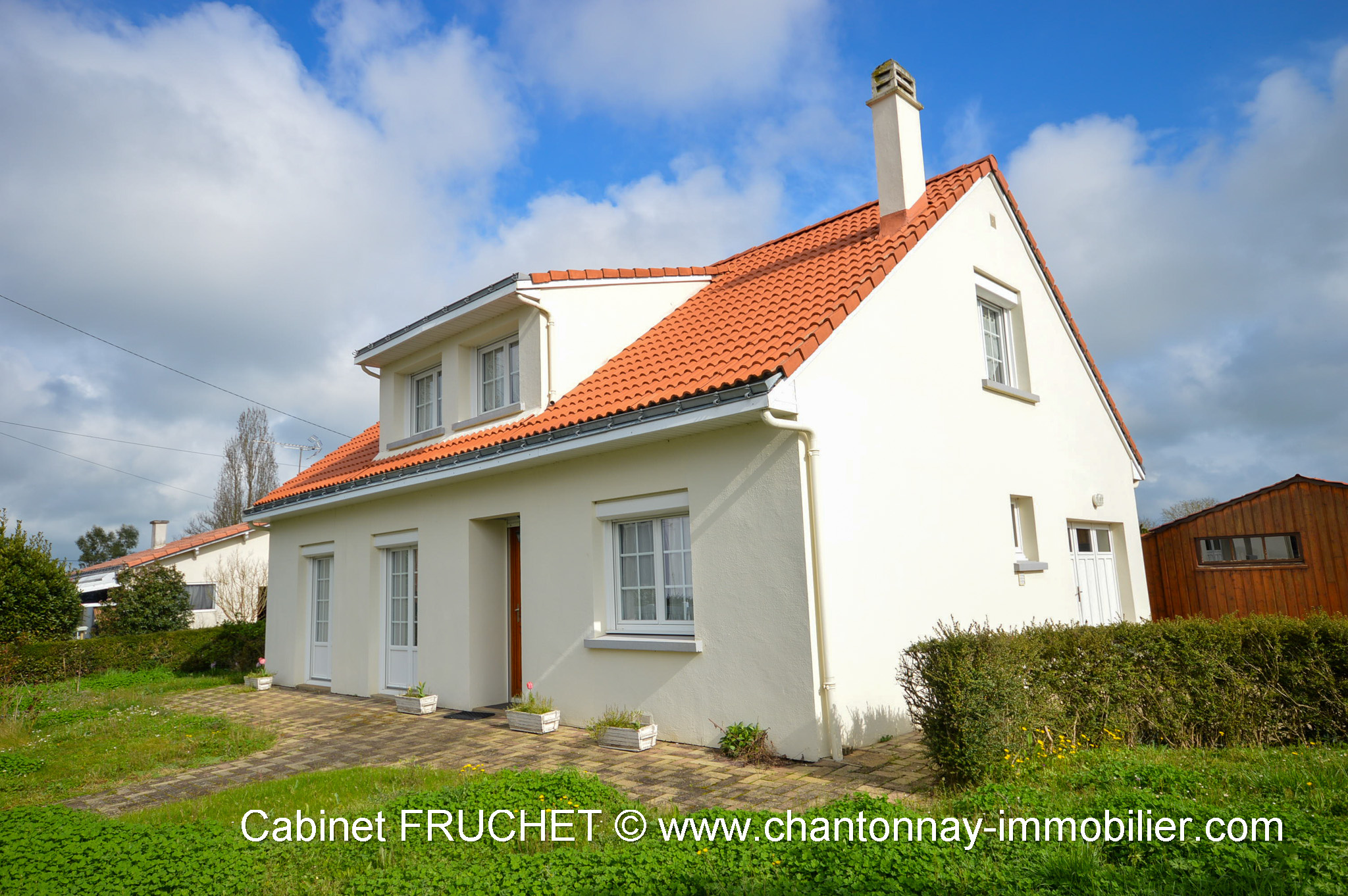 Rare ! CHANTONNAY. Maison 5 chambres. Quartier calme.