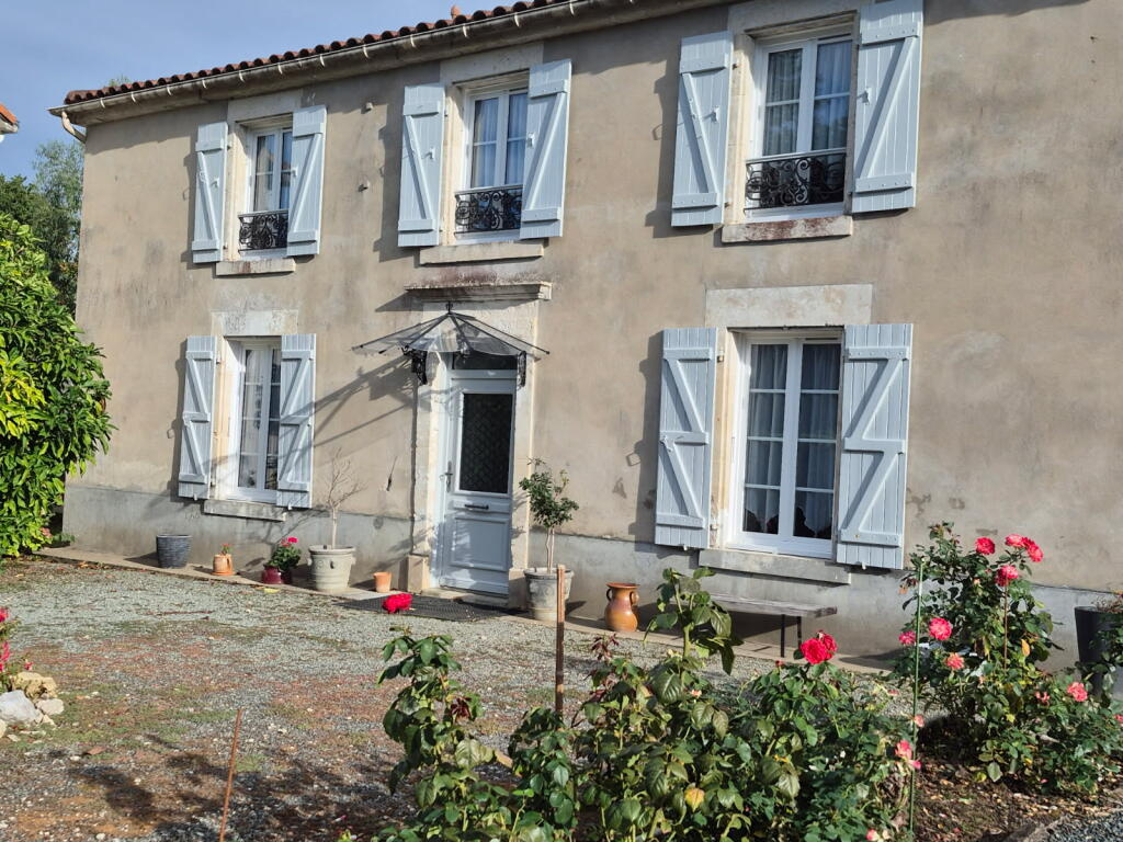 15 minutes de CHANTONNAY et de SAINT-JEAN-D'HERMINE - Très jolie maison de caractère