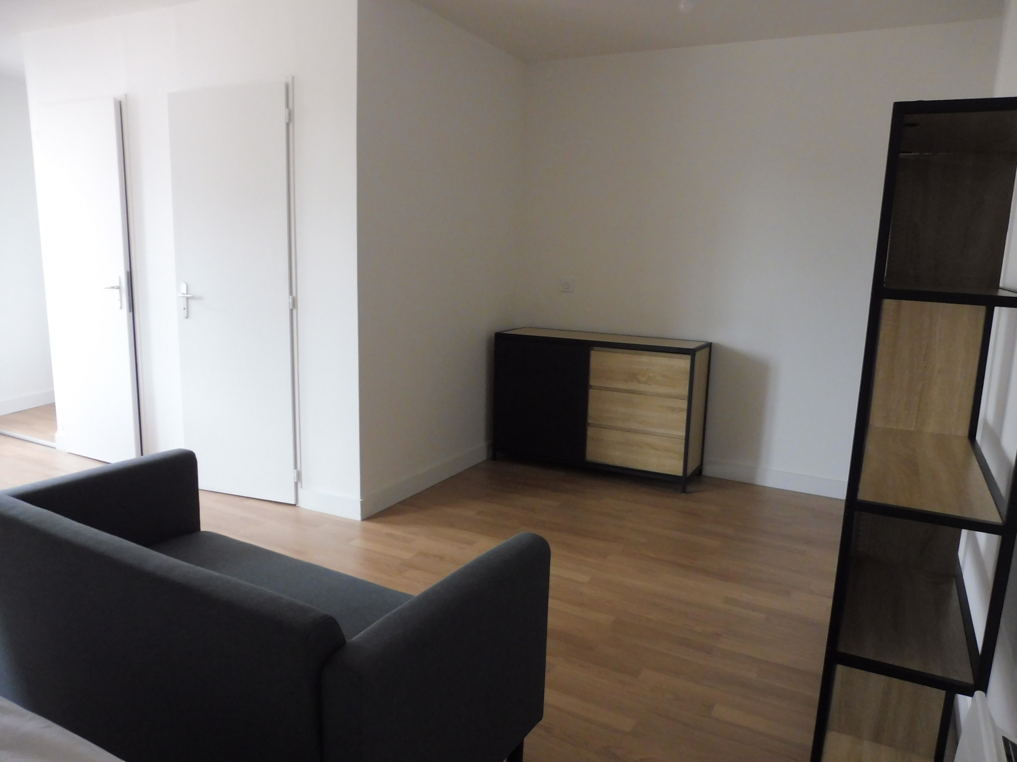 CHANTONNAY, STUDIO meublé et neuf dans centre ville