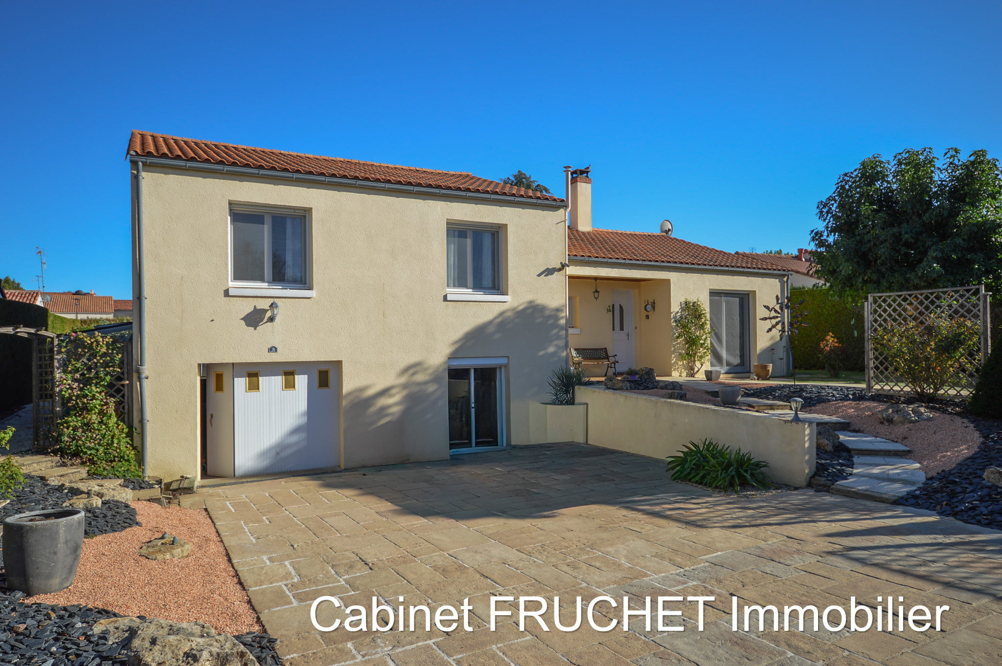 7 minutes LA CHATAIGNERAIE - Jolie maison d'habitation 4 chambres et jardin
