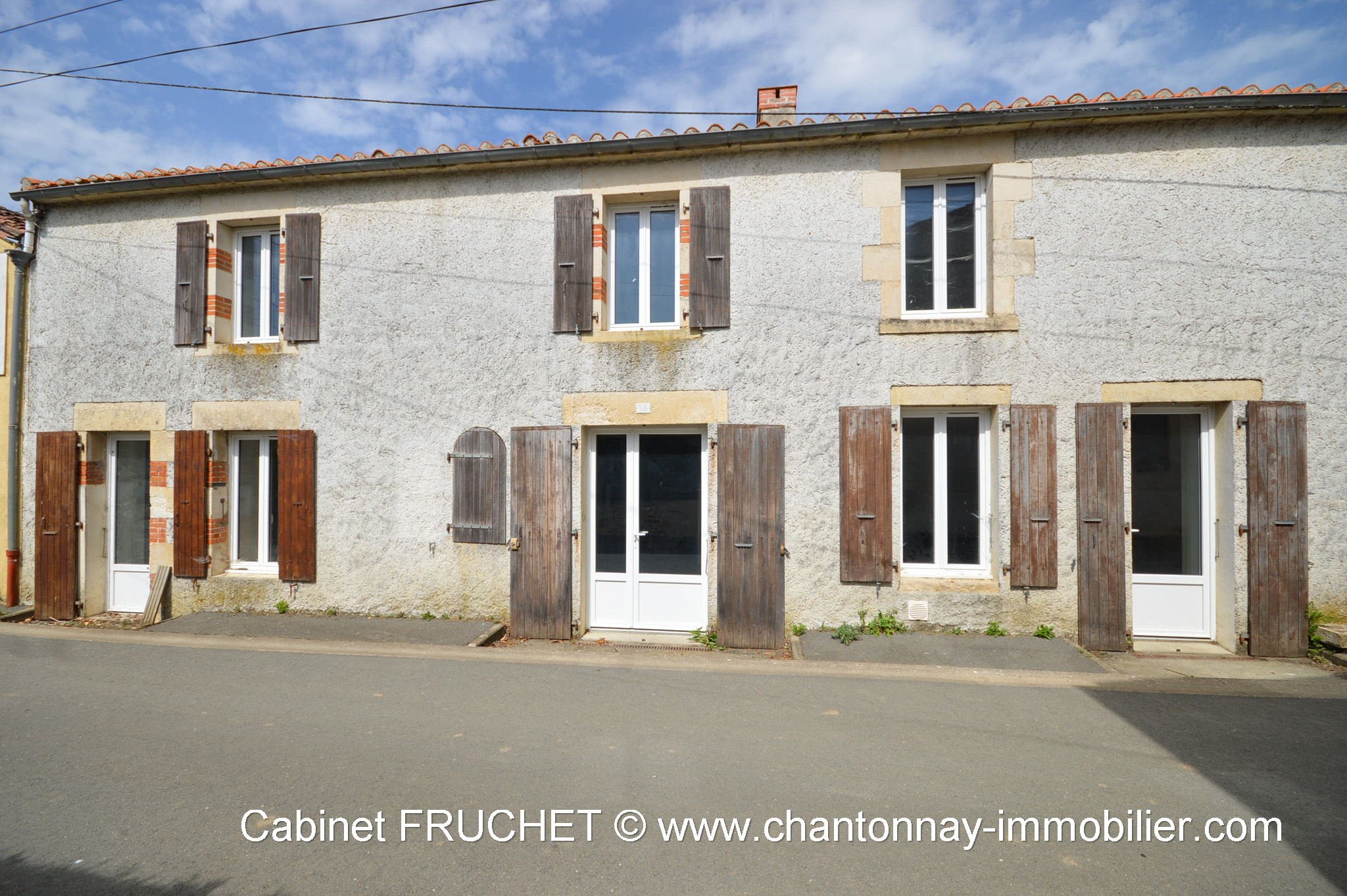 Axe CHANTONNAY - ESSARTS-EN-BOCAGE - Grande maison de caractère offrant beaucoup de potentiel