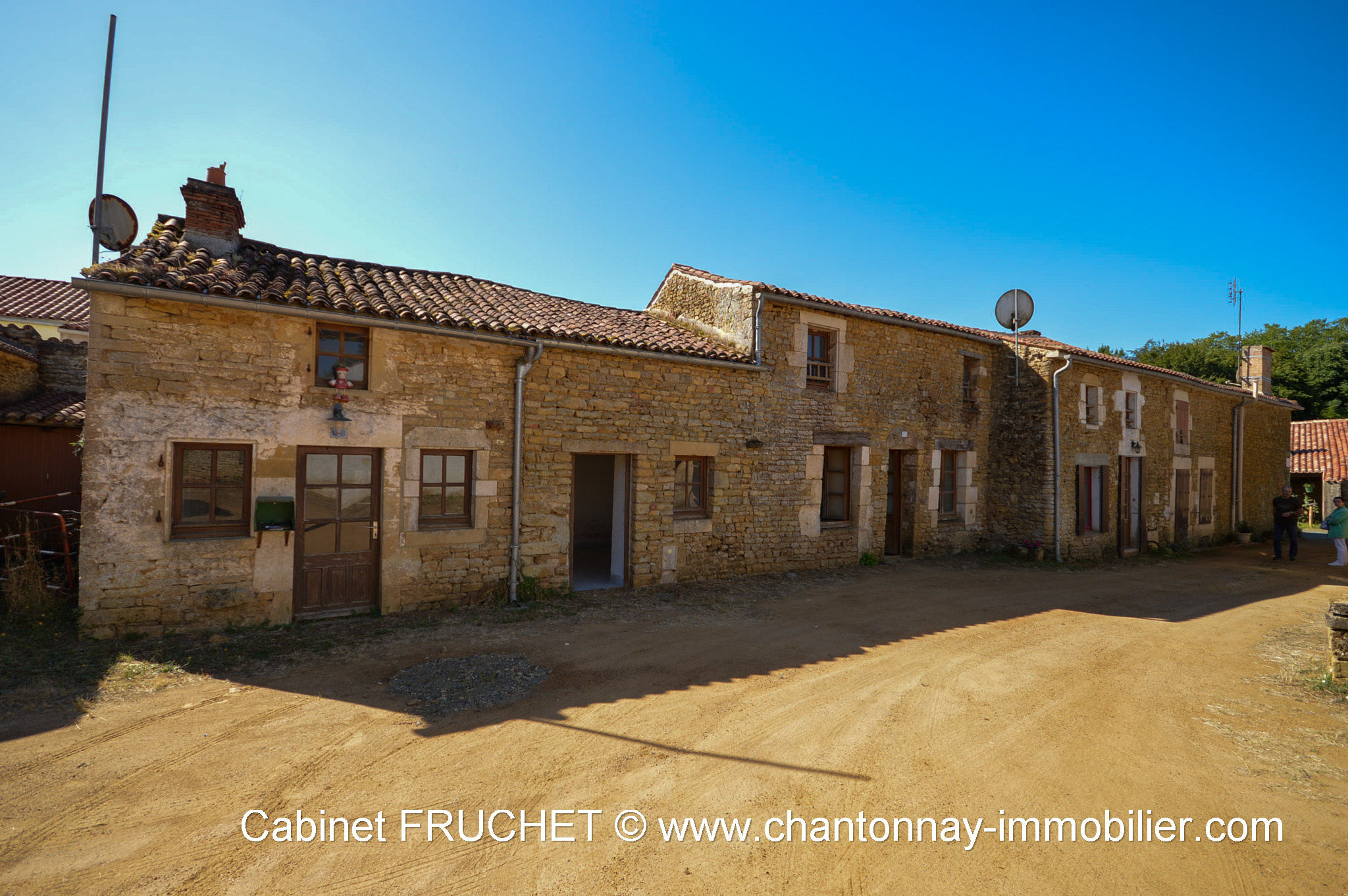 Ensemble immobilier de trois maisons