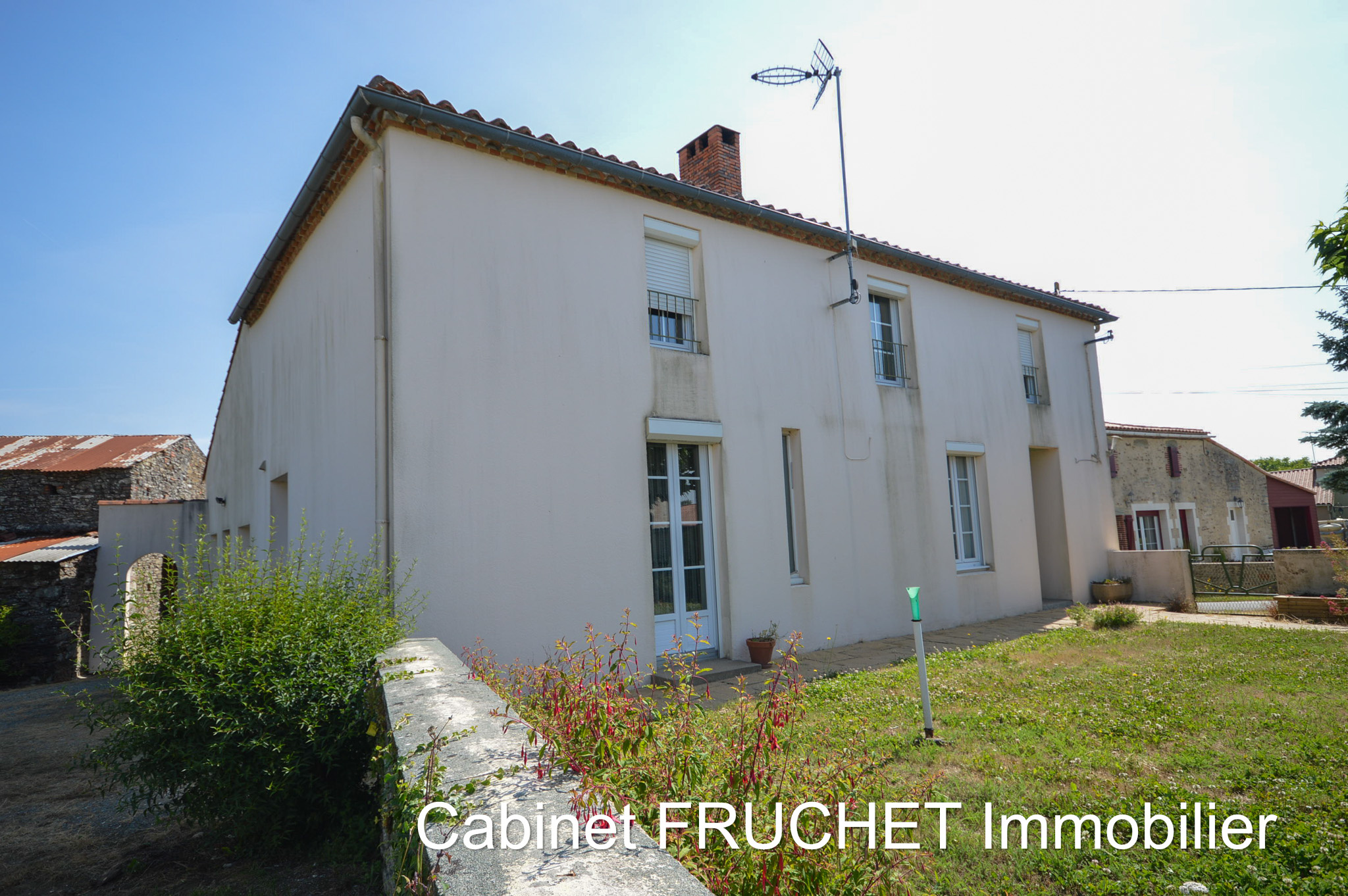 MOUCHAMPS - Jolie maison de campagne avec terrain et dépendances