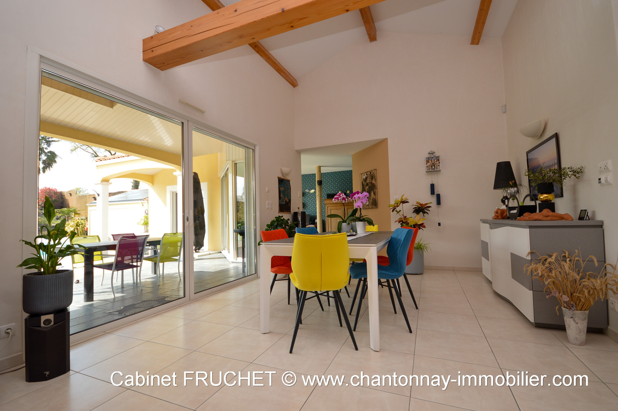 CHANTONNAY - Propriété contemporaine de plain-pied offrant de belles prestations