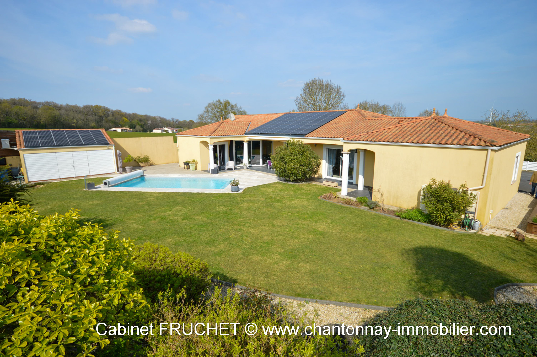 CHANTONNAY - Propriété contemporaine de plain-pied offrant de belles prestations