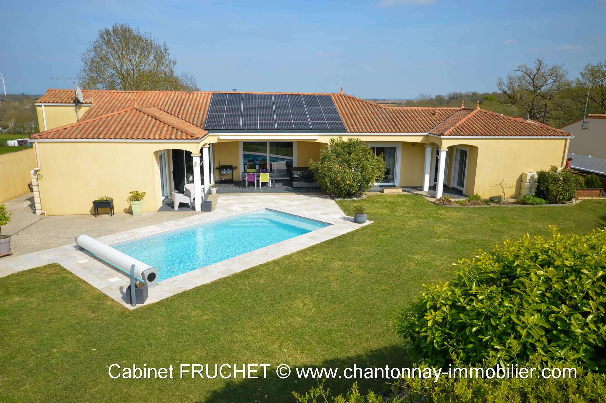 CHANTONNAY - Propriété contemporaine de plain-pied offrant de belles prestations