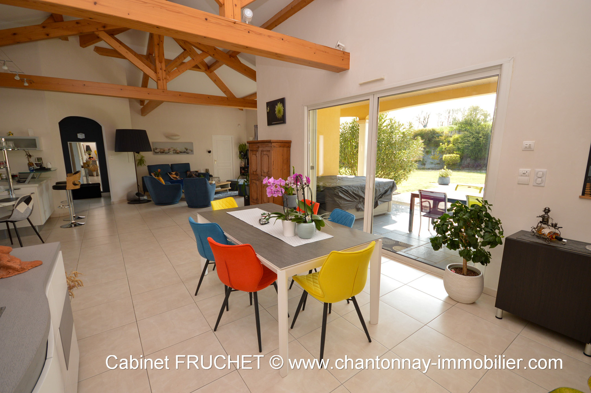 CHANTONNAY - Propriété contemporaine de plain-pied offrant de belles prestations
