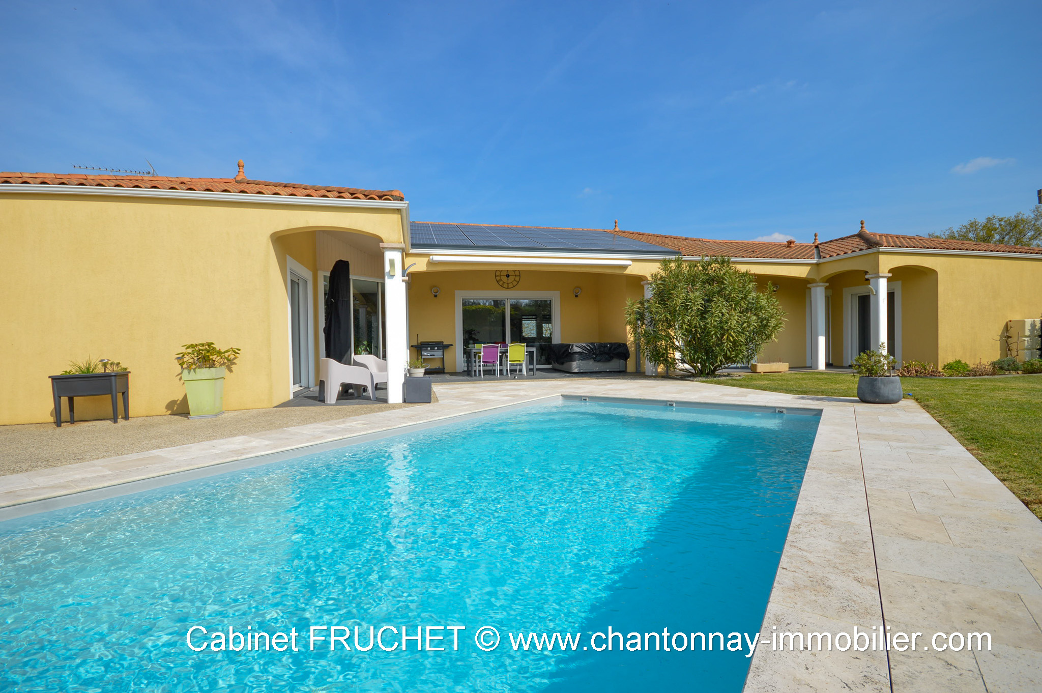 CHANTONNAY - Propriété contemporaine de plain-pied offrant de belles prestations