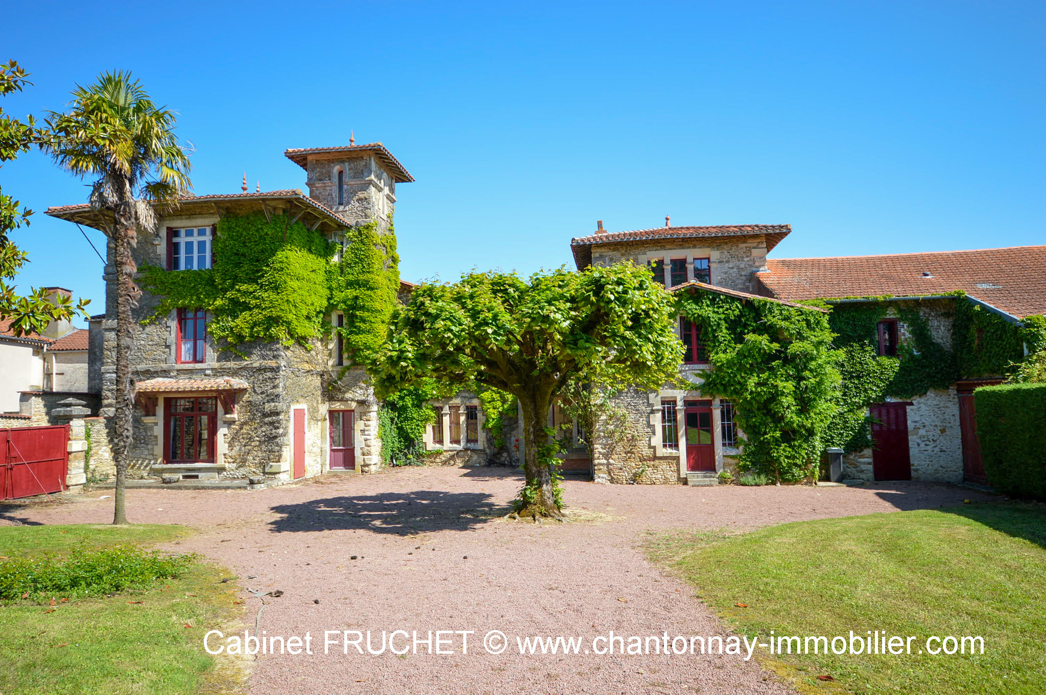 CHANTONNAY - Unique : magnifique propriété familiale au coeur d'un parc arboré