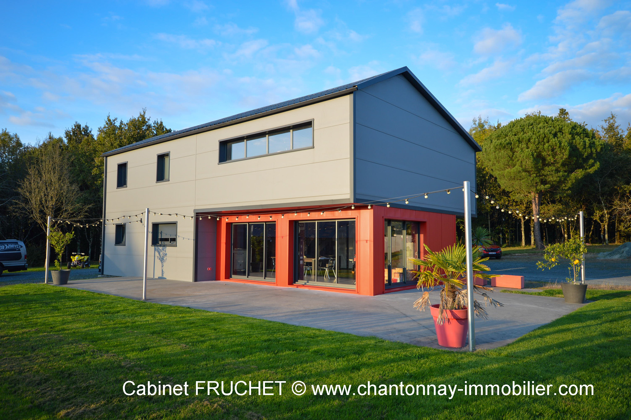 RARE - Maison contemporaine récente, de style industriel / garage avec un vaste atelier indépendant