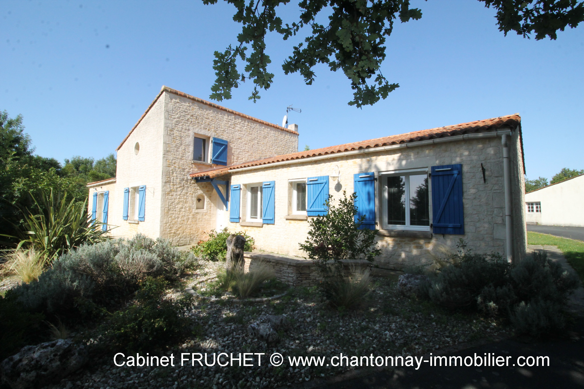 Maison de plain-pied aux beaux volumes dans bel environnement