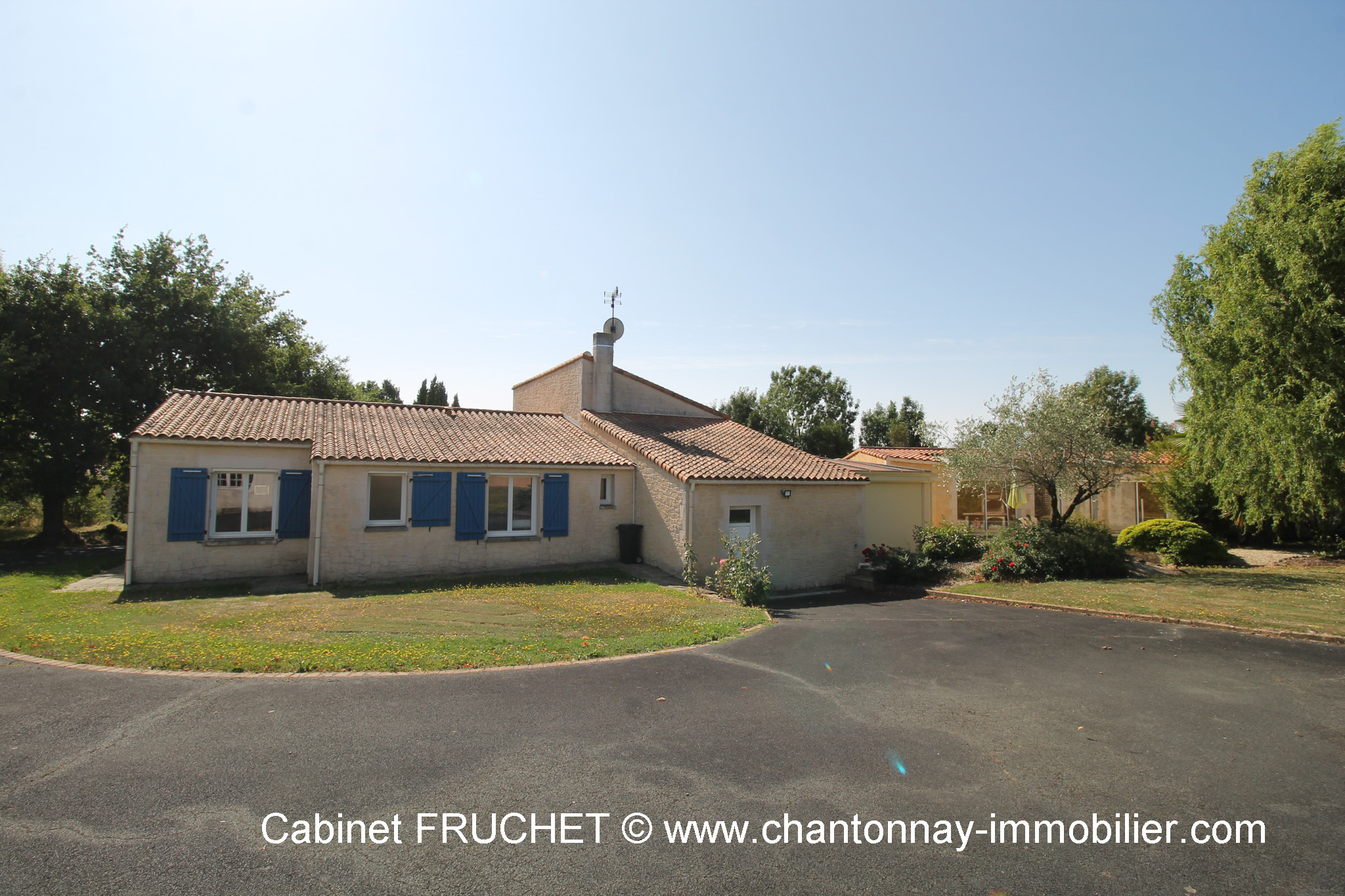 Maison de plain-pied aux beaux volumes dans bel environnement