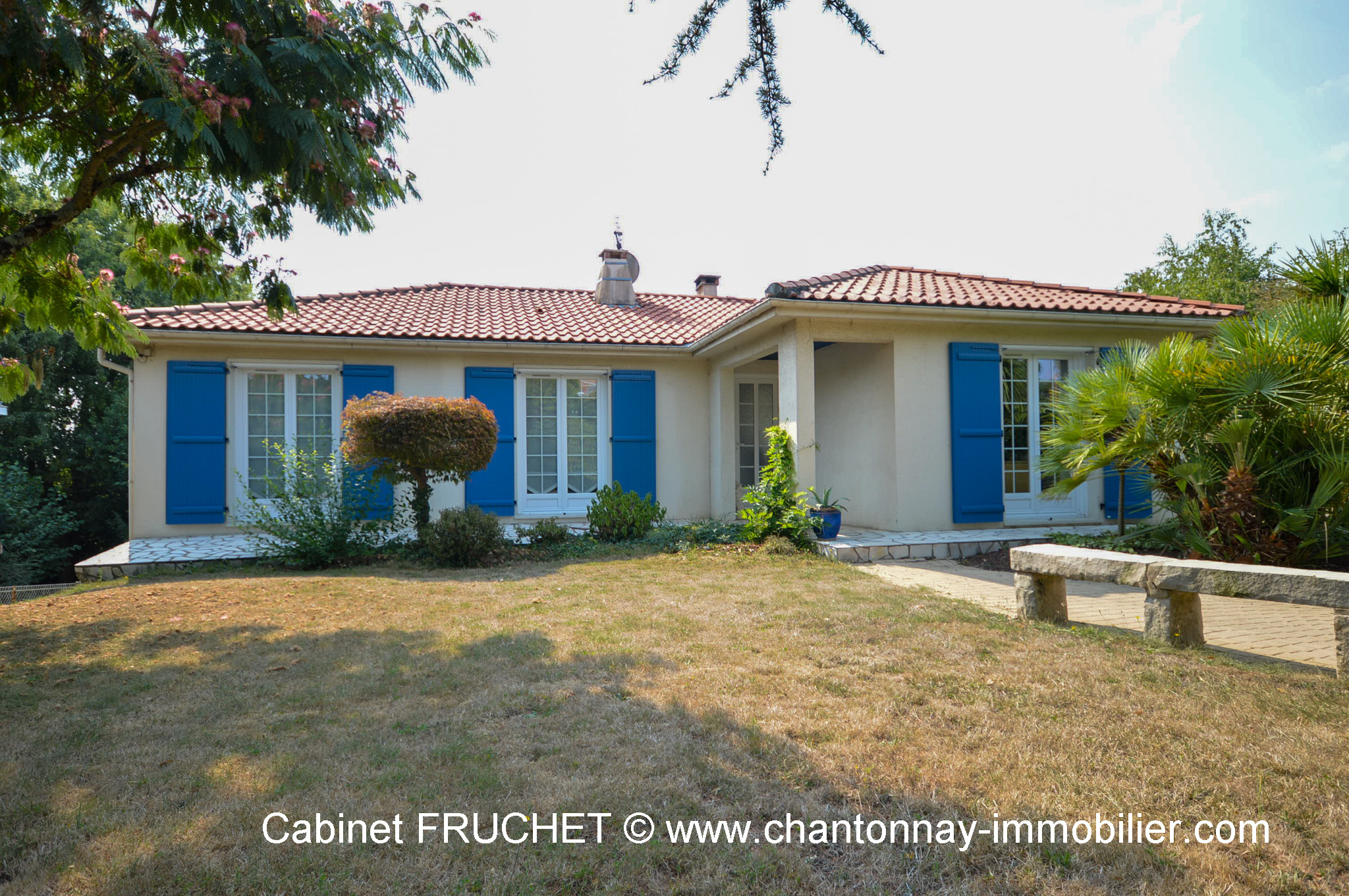 CHANTONNAY en centre ville - Jolie maison de famille avec un beau terrain clos.
