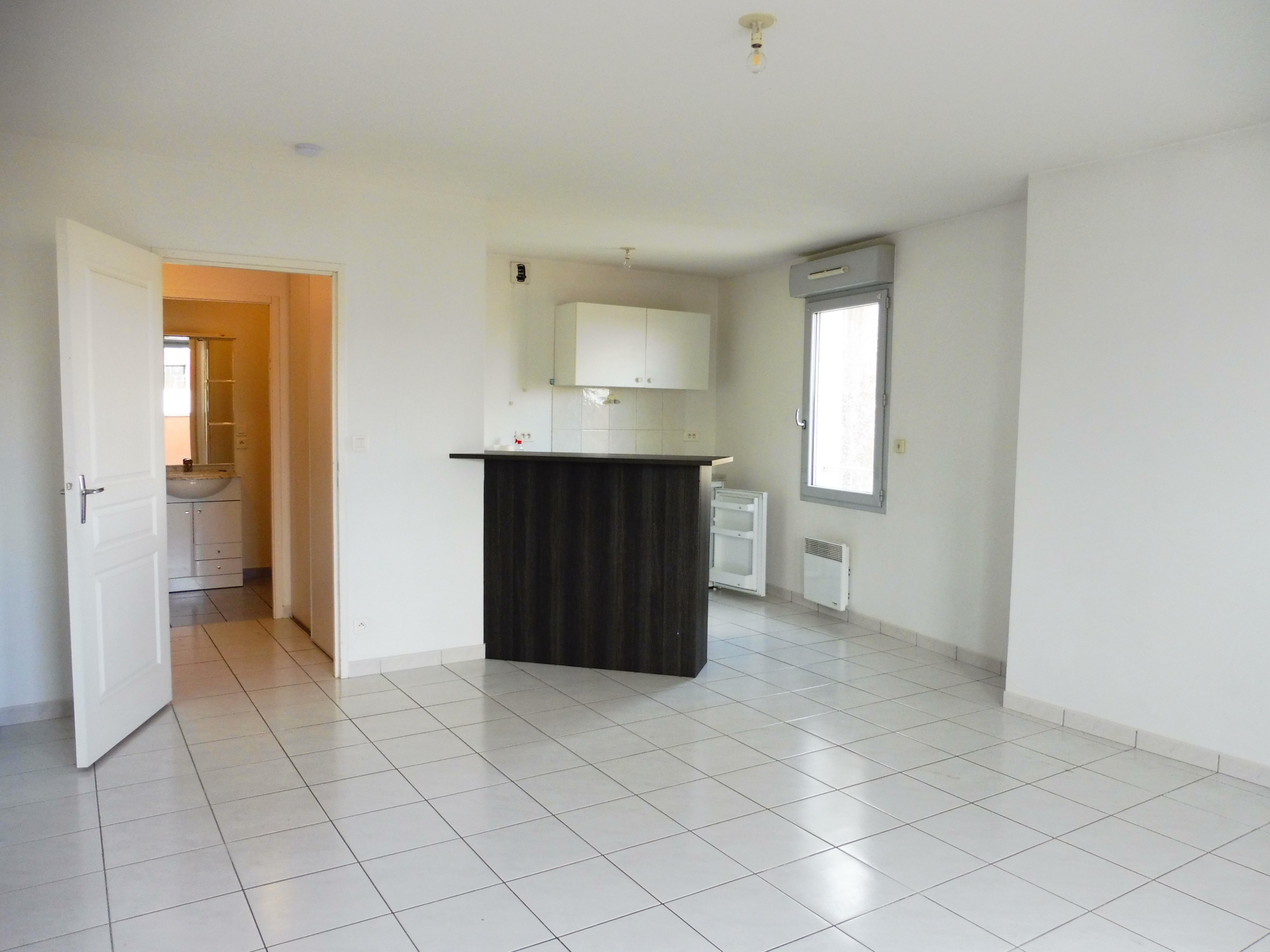 CHANTONNAY, plein centre ville, agréable STUDIO lumineux avec petite terrasse