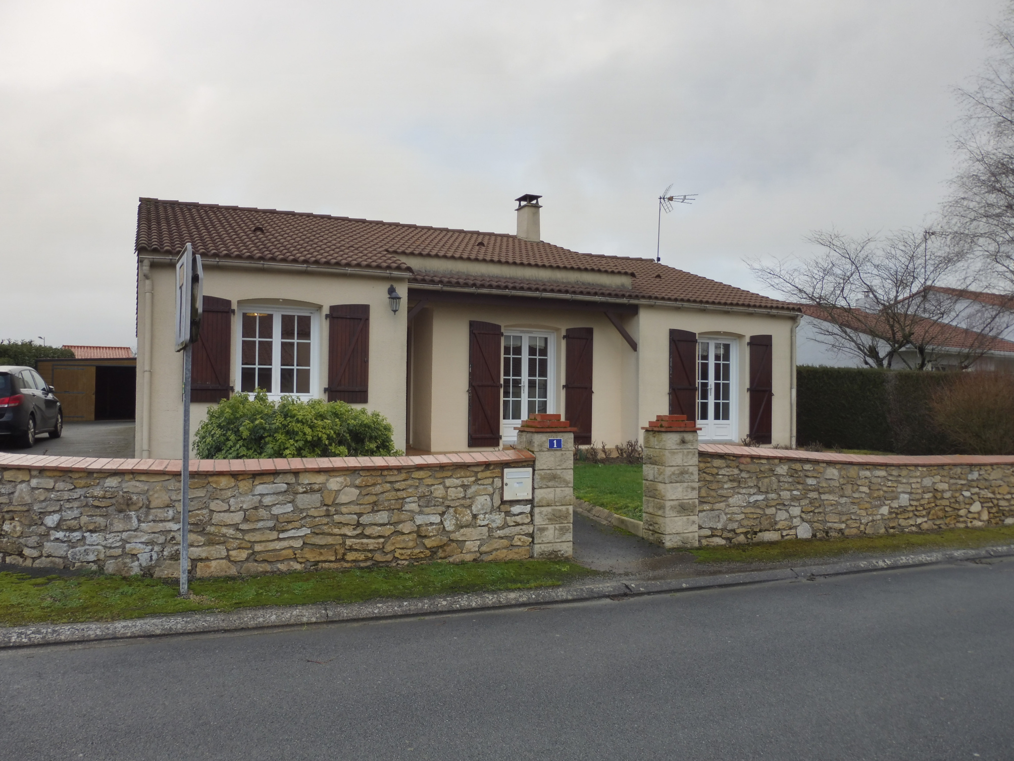 ST PROUANT, dans centre bourg avec 1ers commerces et services