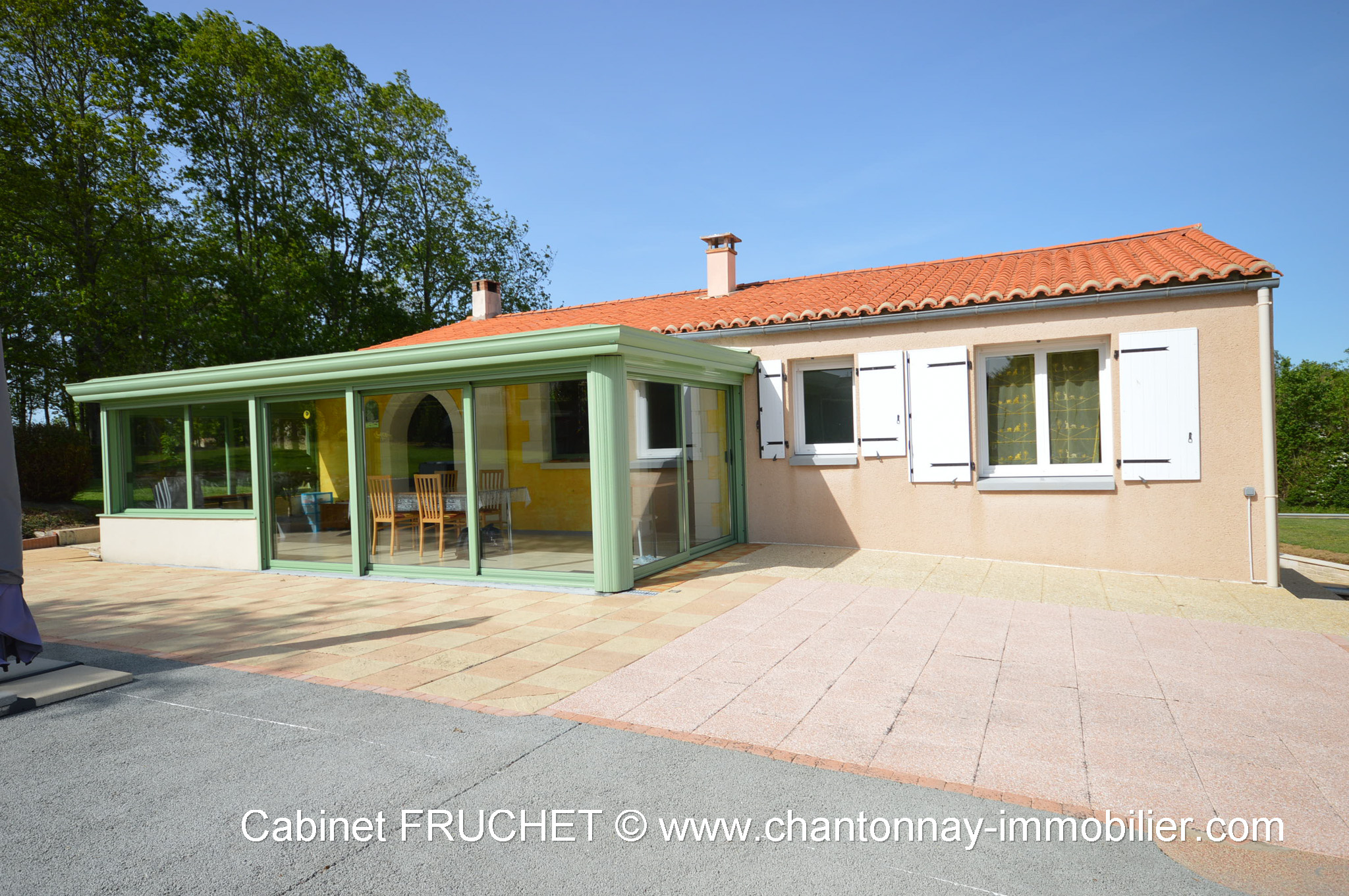 THIRÉ - Maison d'habitation avec dépendances et terrain