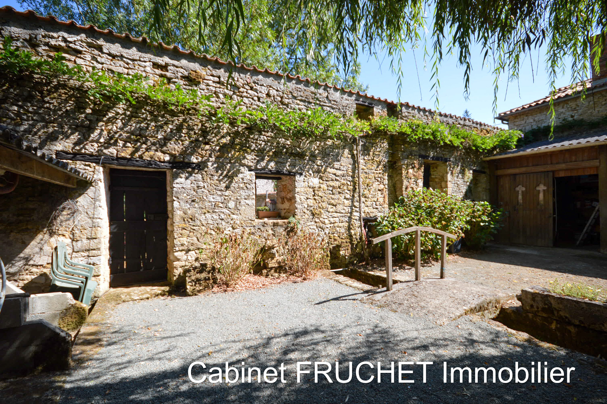 CHANTONNAY - Très jolie maison de campagne (ancien moulin à eau) bordée par une rivière