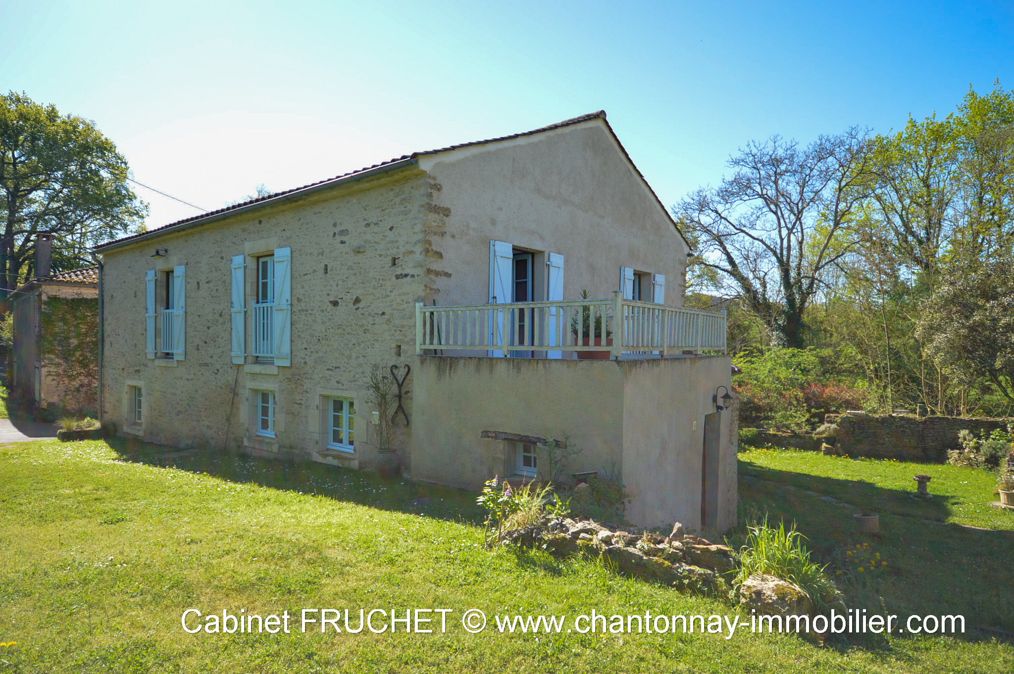 BAZOGES-EN-PAREDS - Belle maison de caractère dans un écrin de verdure