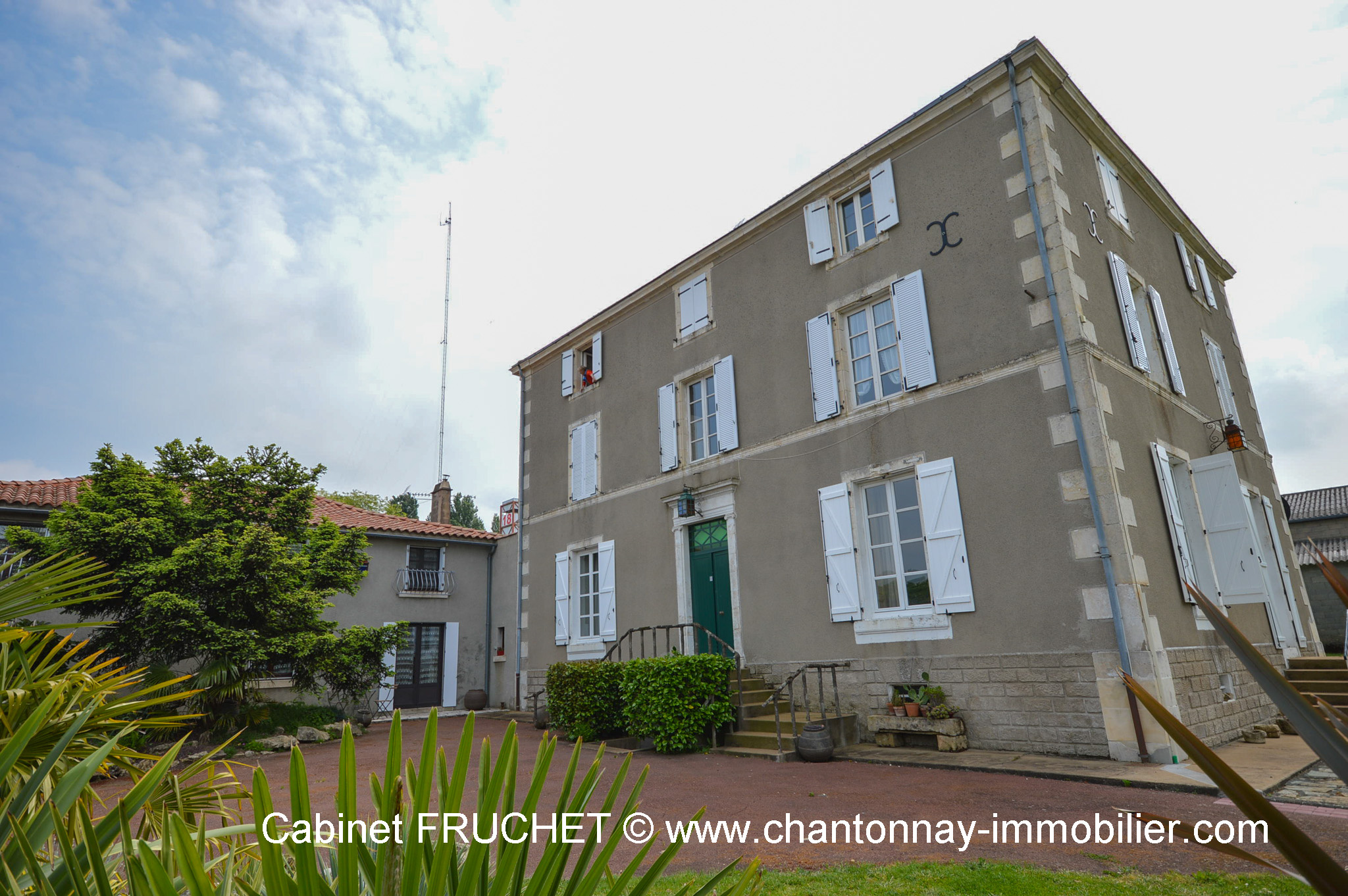 LA CHATAIGNERAIE - Centre ville - Bel ensemble immobilier