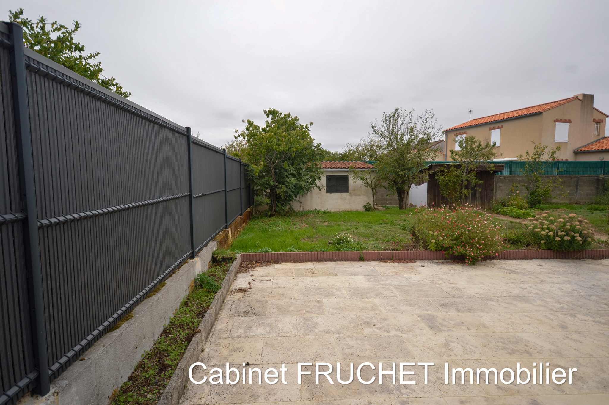 LES ESSARTS - Centre ville, pavillon T3 plain-pied avec garage et jardin