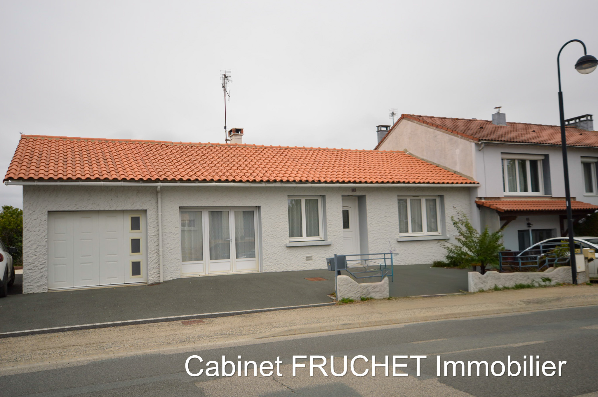 LES ESSARTS - Centre ville, pavillon T3 plain-pied avec garage et jardin