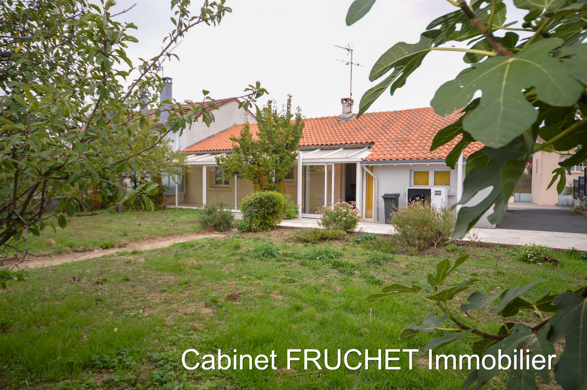 LES ESSARTS - Centre ville, pavillon T3 plain-pied avec garage et jardin