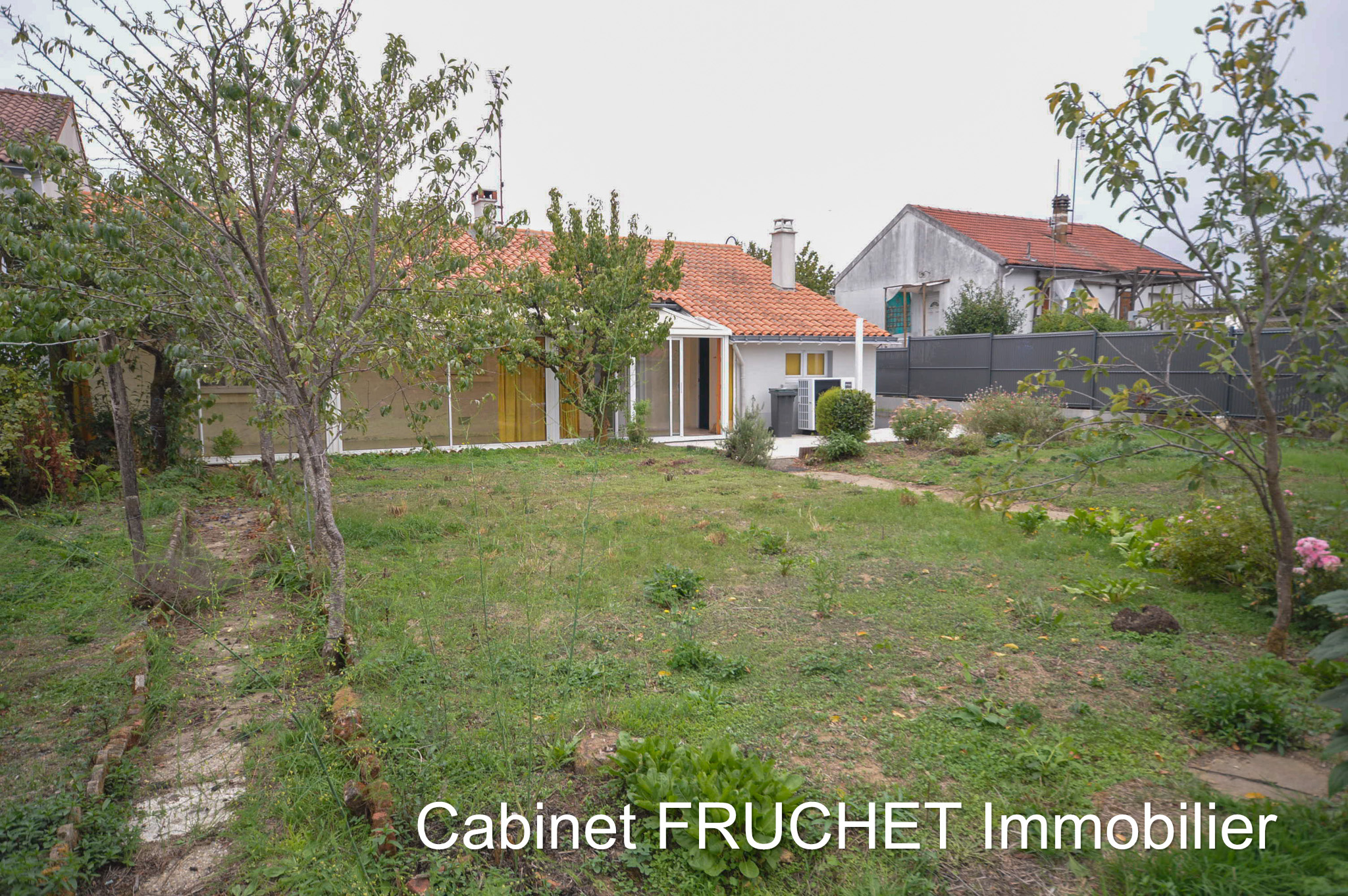 LES ESSARTS - Centre ville, pavillon T3 plain-pied avec garage et jardin