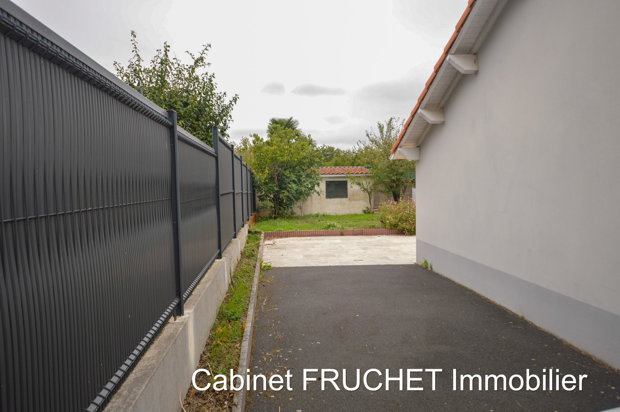 LES ESSARTS - Centre ville, pavillon T3 plain-pied avec garage et jardin