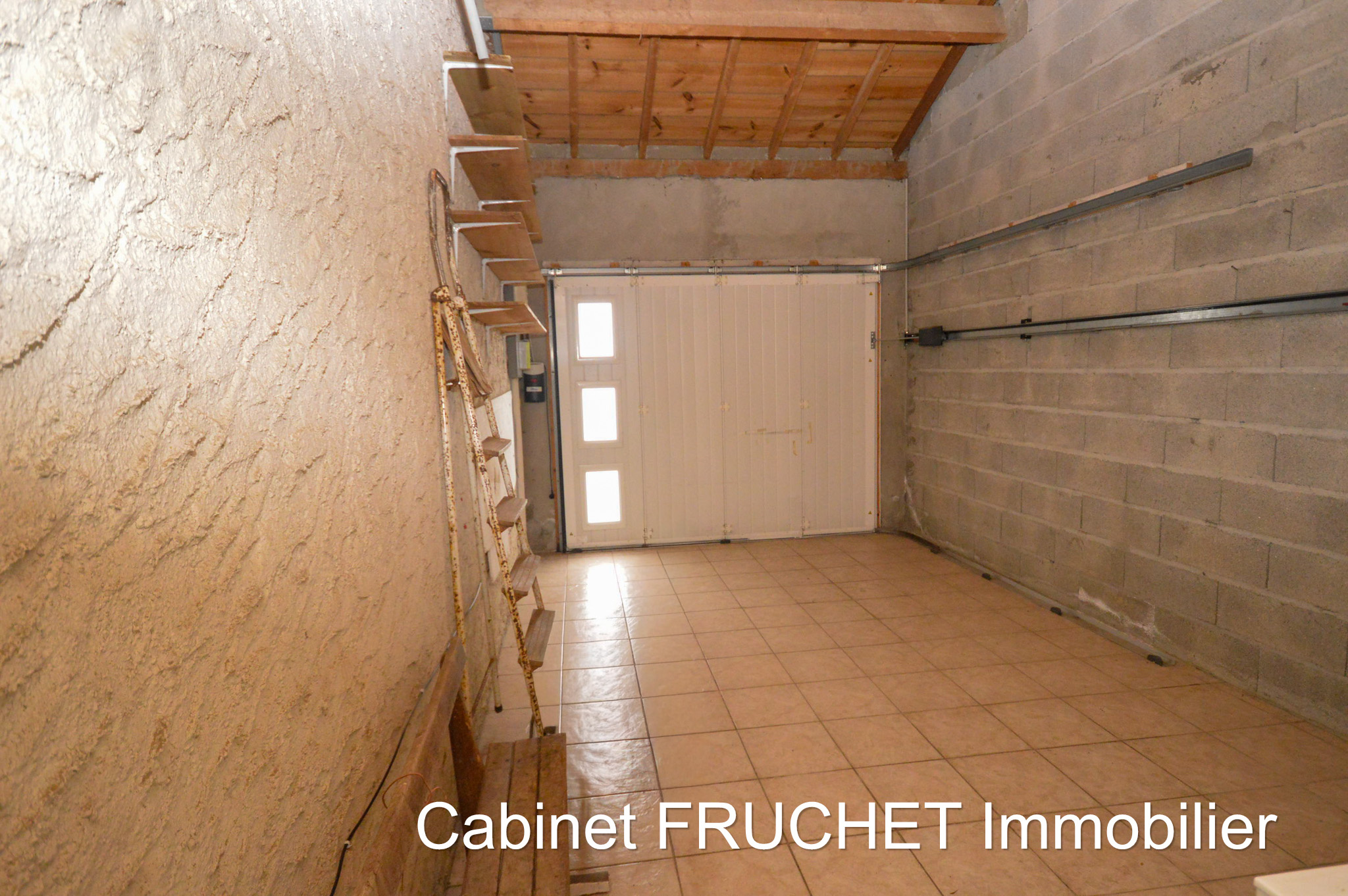 LES ESSARTS - Centre ville, pavillon T3 plain-pied avec garage et jardin