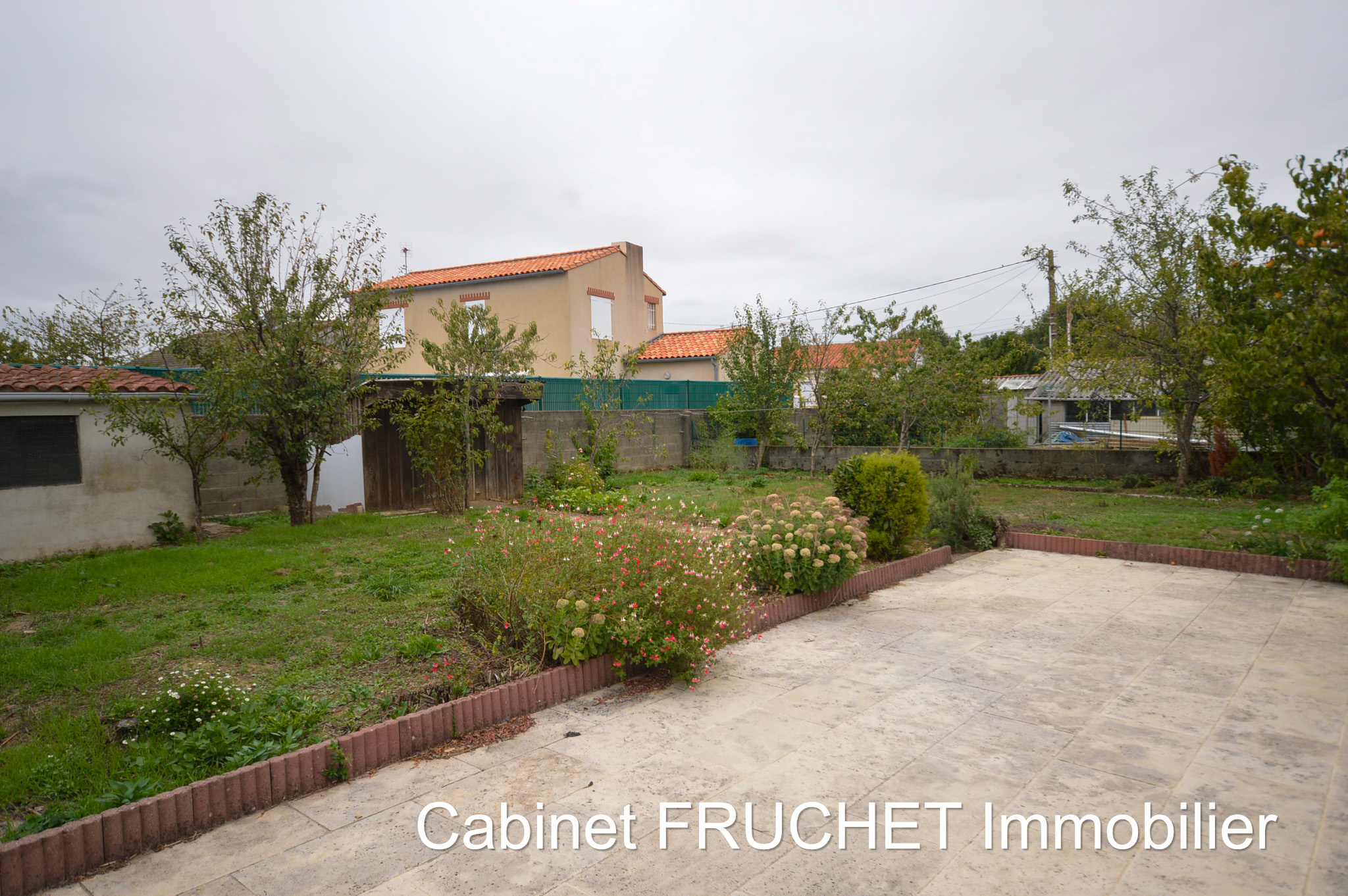 LES ESSARTS - Centre ville, pavillon T3 plain-pied avec garage et jardin