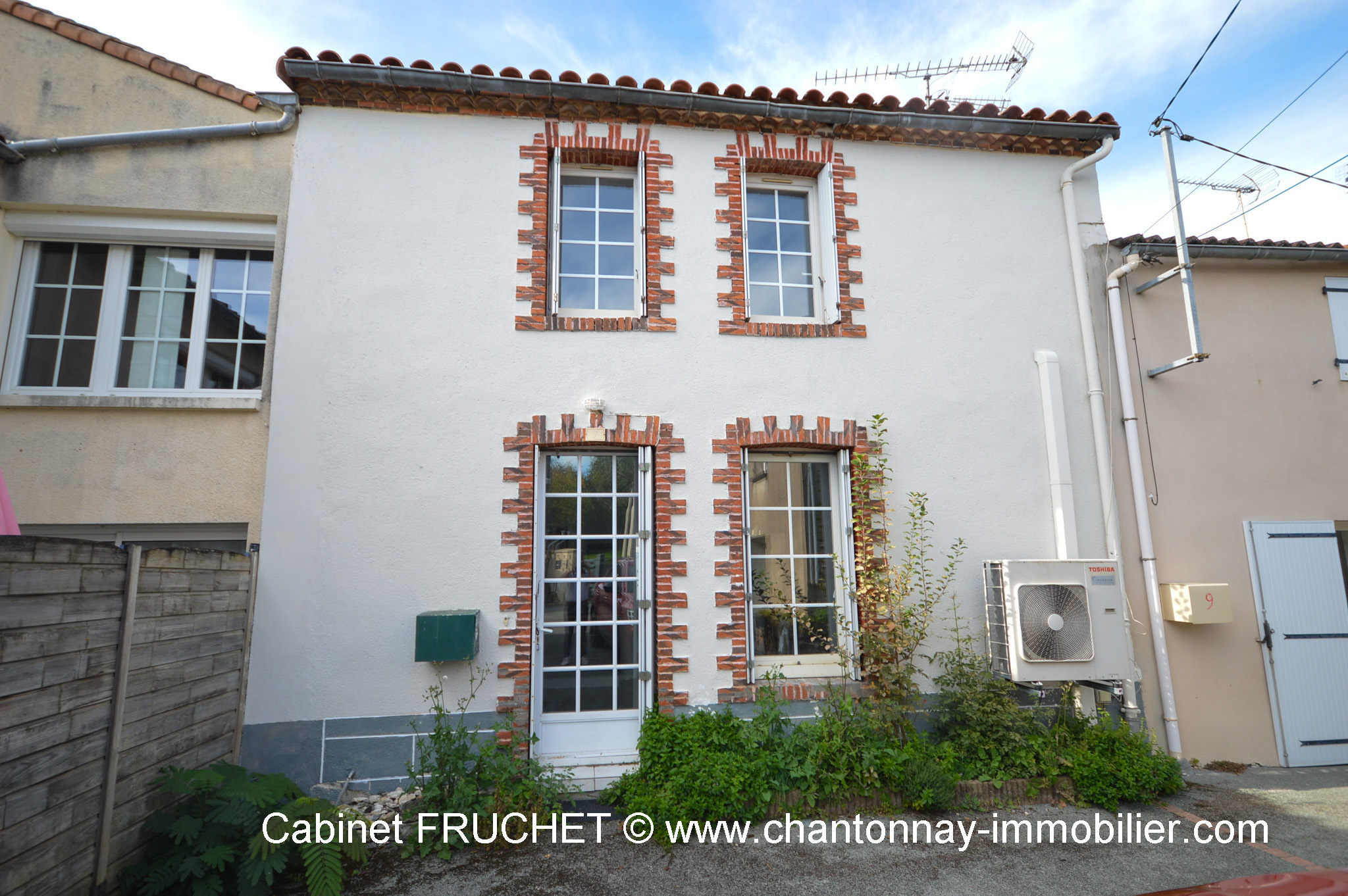 CHANTONNAY - En centre ville - Maison 2 chambres + bureau