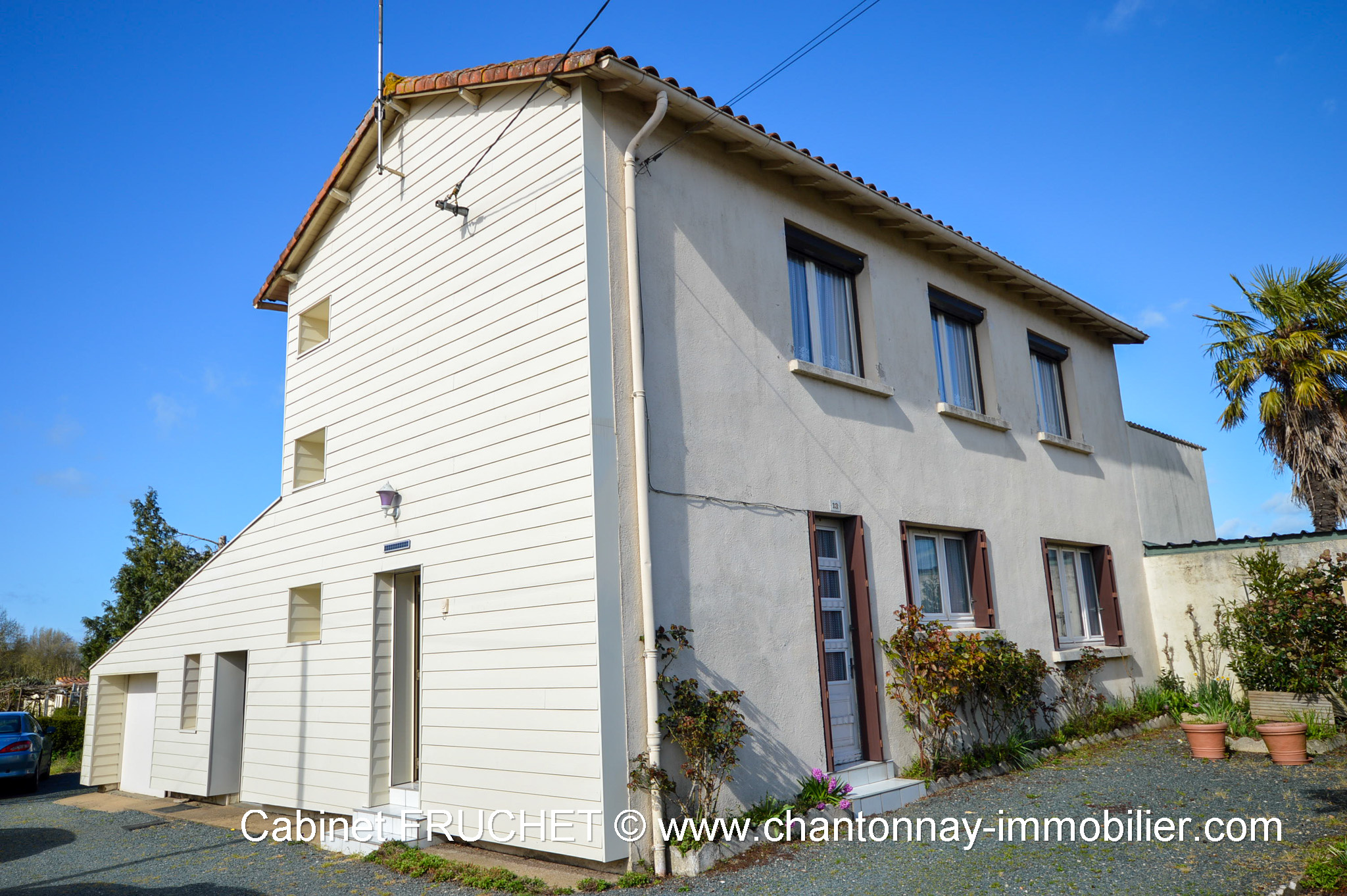CHANTONNAY - Maison d'habitation, 3 chambres, jardin et garages
