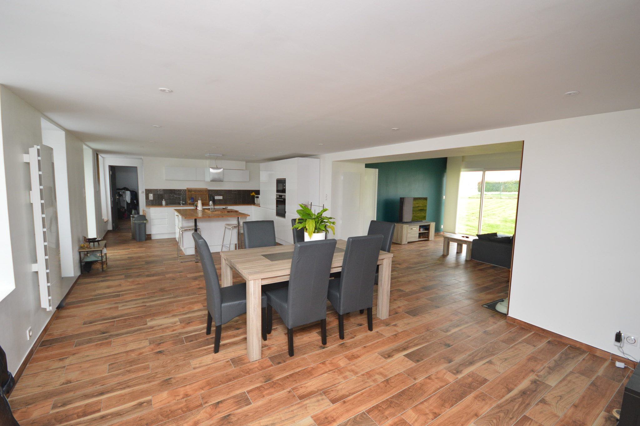 Maison de bourg rénovée avec goût offrant de beaux volumes