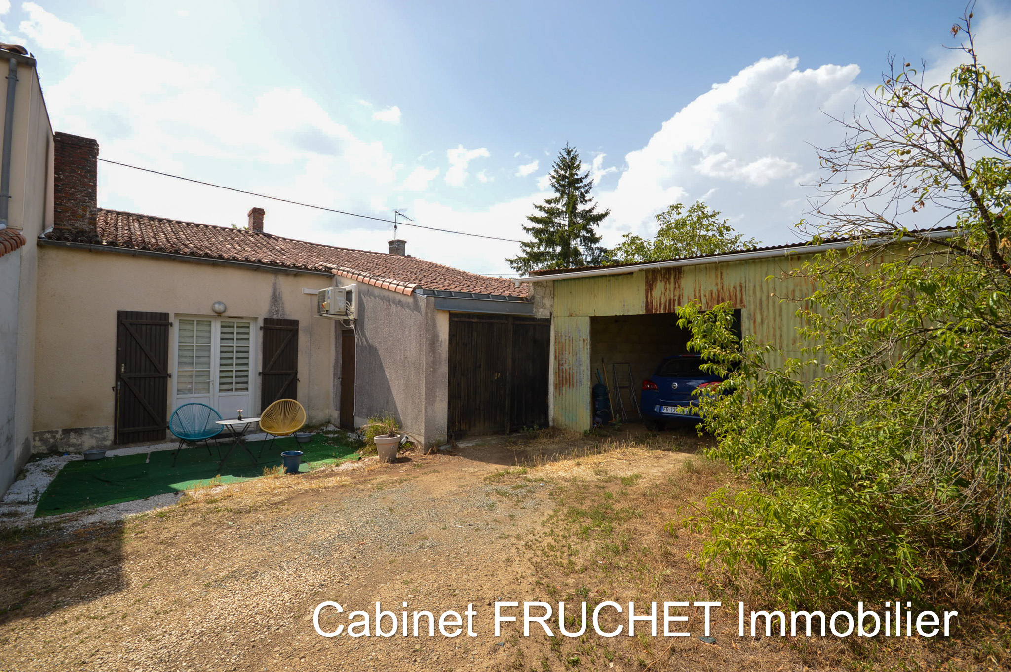 Maison habitable avec beau terrain attenant