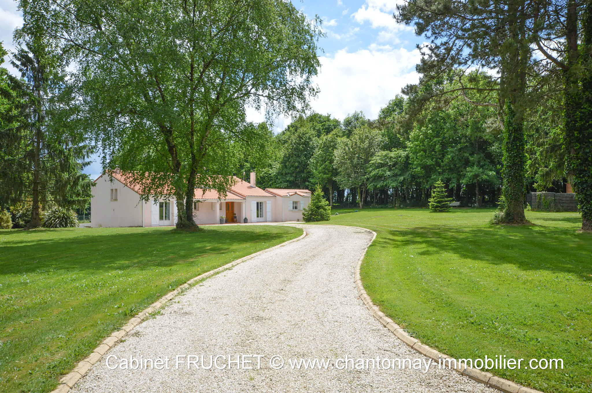 BOURNEZEAU - Très jolie maison au coeur d'un parc arboré d'1 hectare