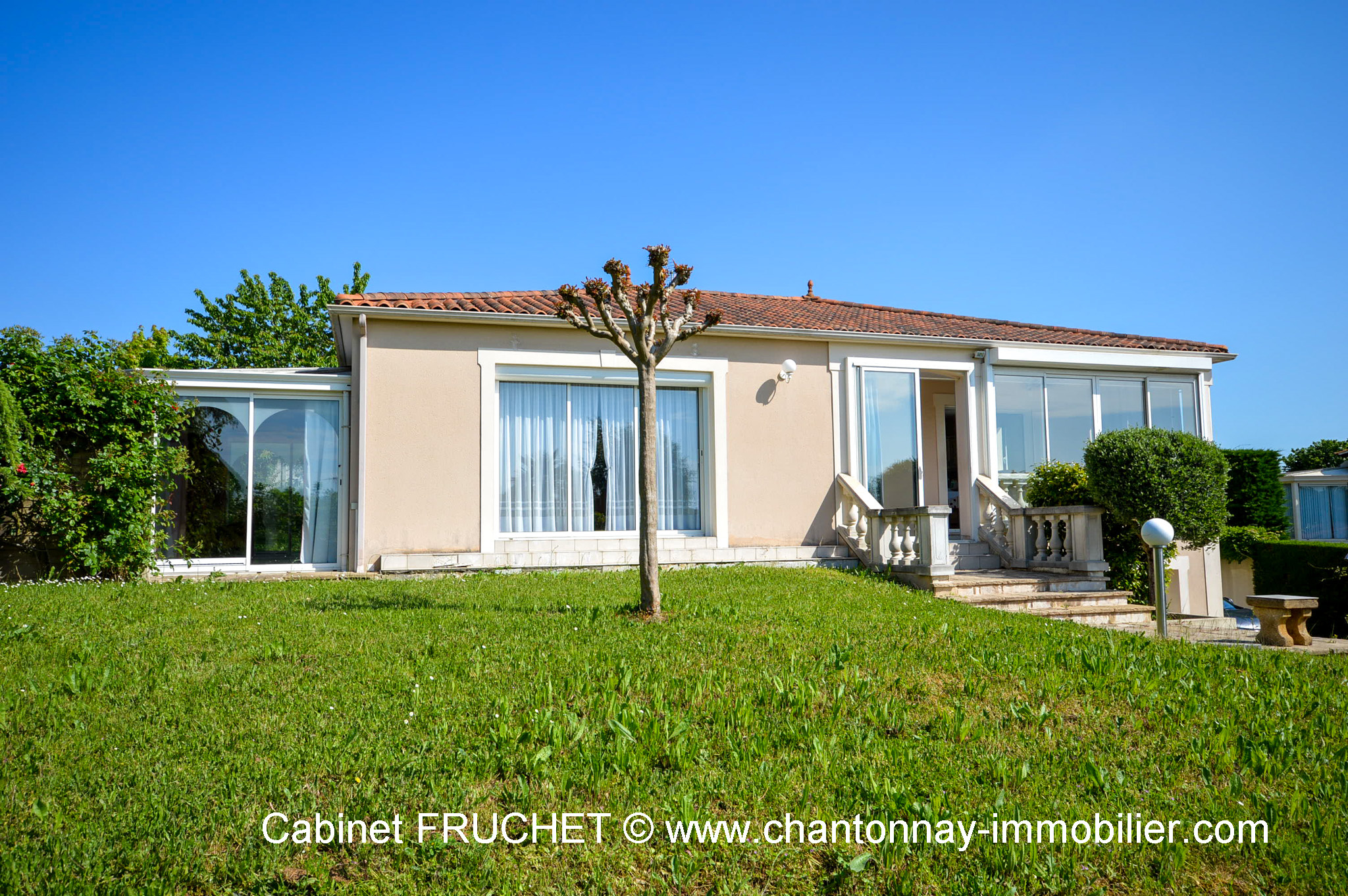 CHANTONNAY - Vaste maison 3 chambres + logement type 2